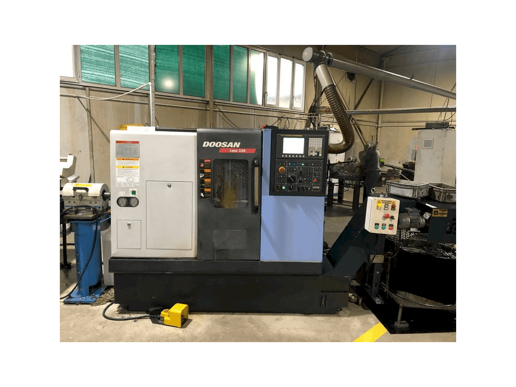 Vista frontale della macchina Doosan Lynx 220 B