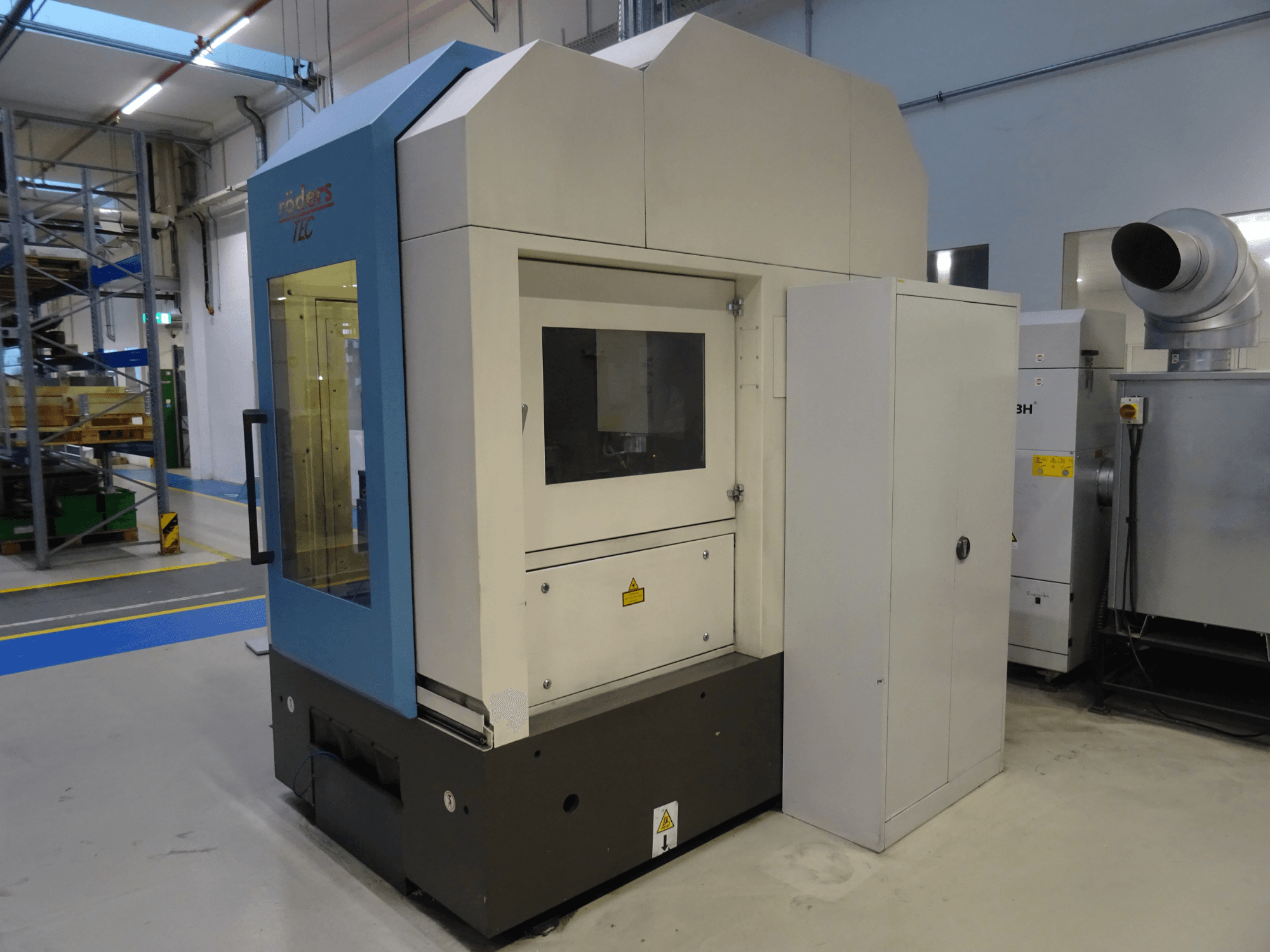 Centro di lavoro verticale RÖDERS RFM 760, vista frontale, con design compatto e pannello di controllo. Ideale per lavorazioni precise.