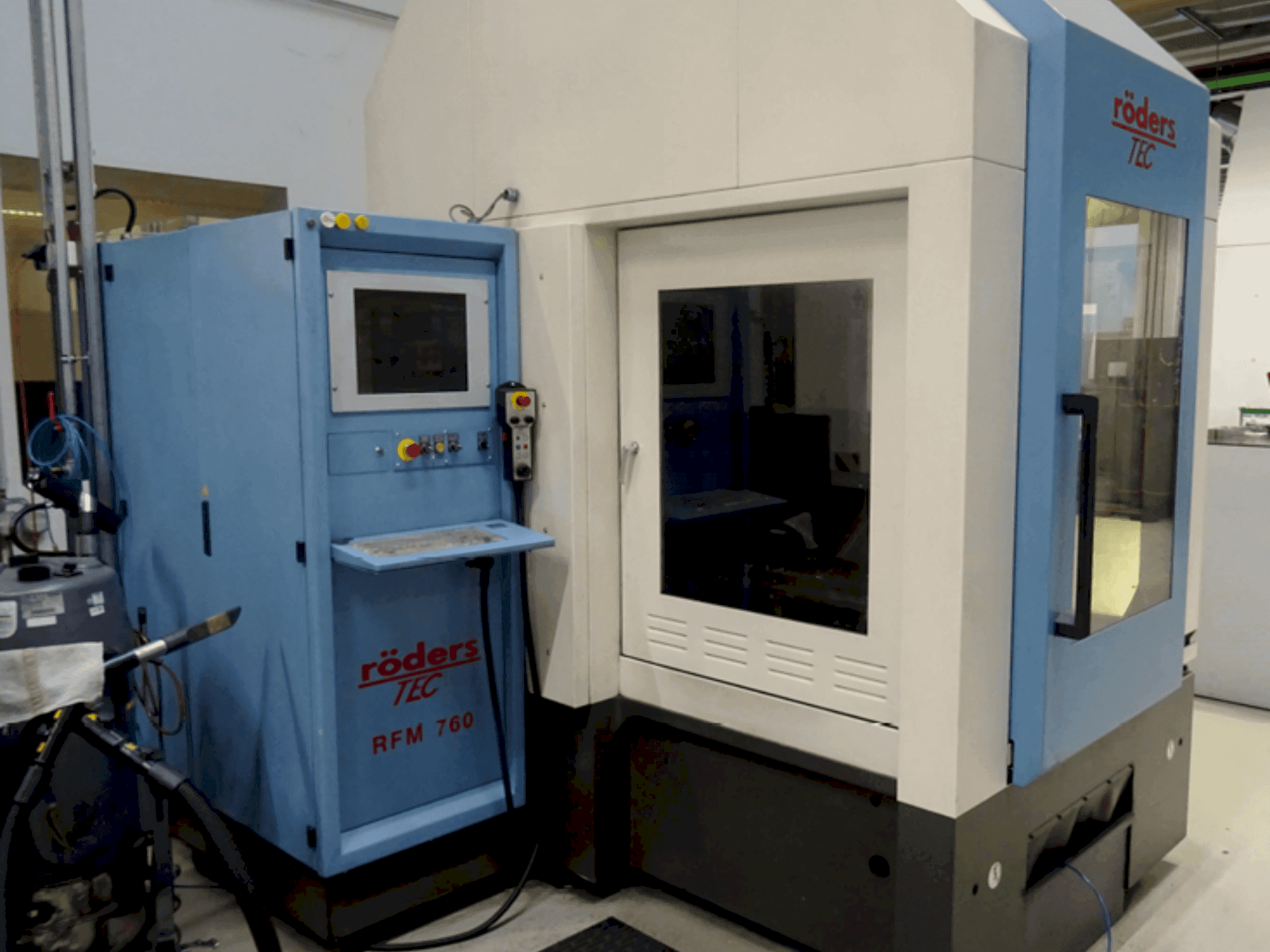 Vista frontale della macchina Roders RFM 760