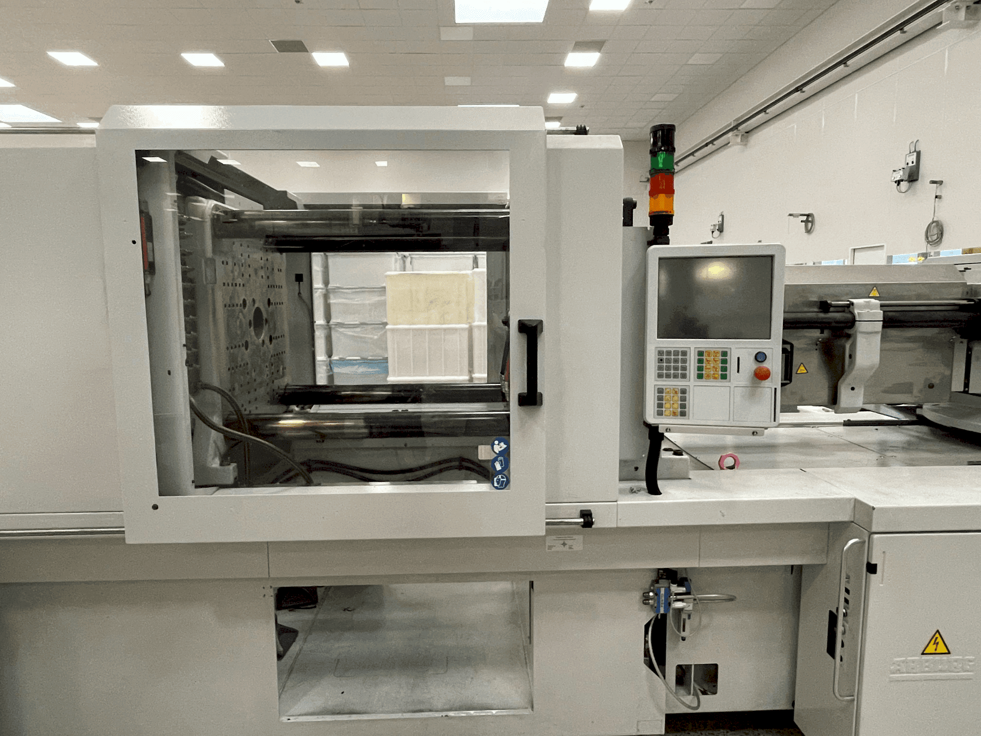 Vista frontale della macchina Arburg Allrounder 570 H 2000-1300