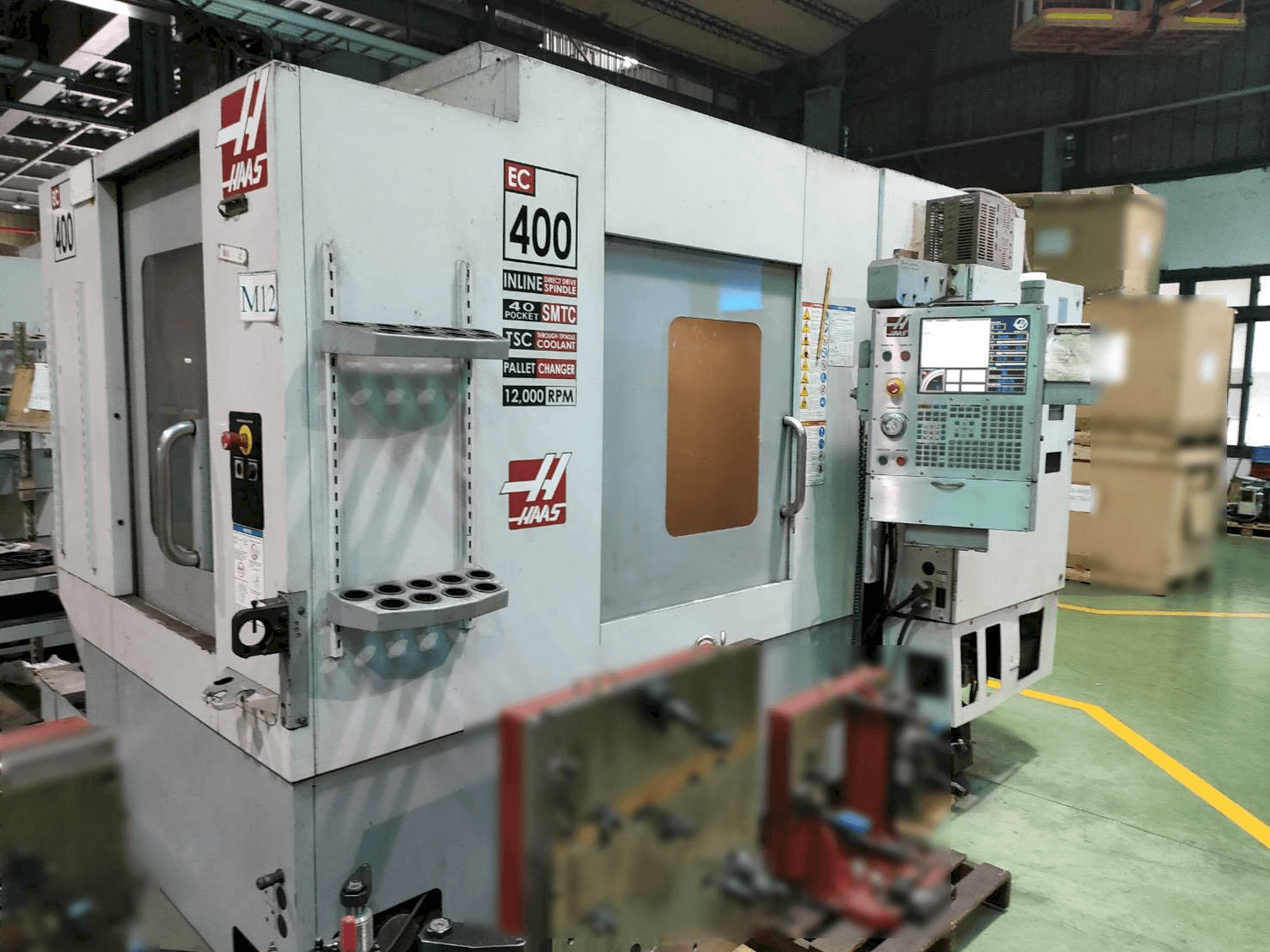 Vista frontale della macchina HAAS EC-400