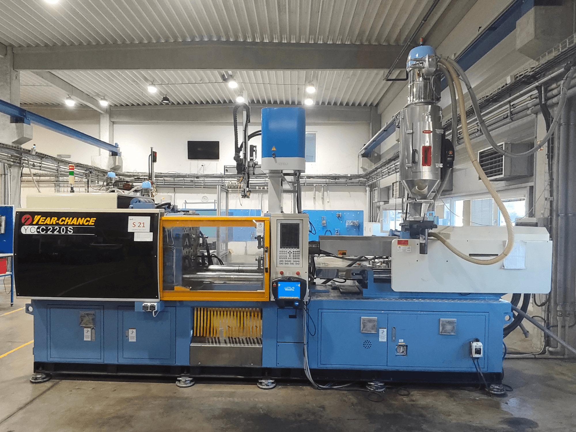 Macchina per lo stampaggio a iniezione elettrica YEAR-CHANCE YC-C 220S, vista frontale, con pannello di controllo e tramoggia per il materiale.