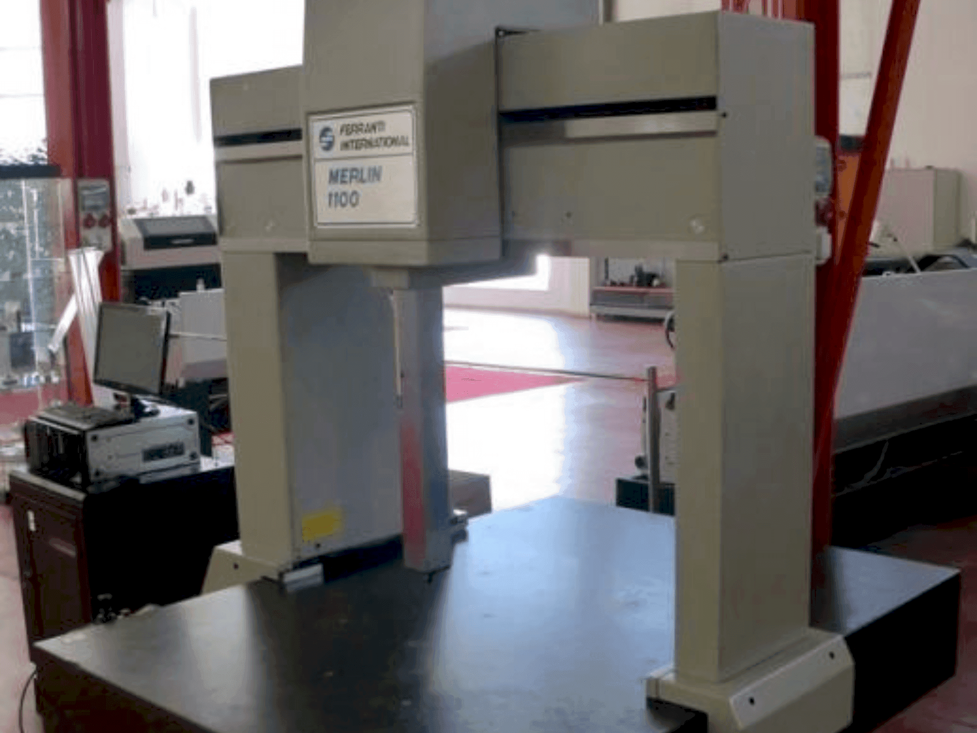 Vista frontale della macchina FERRANTI INTERNATIONAL MERLIN 1100