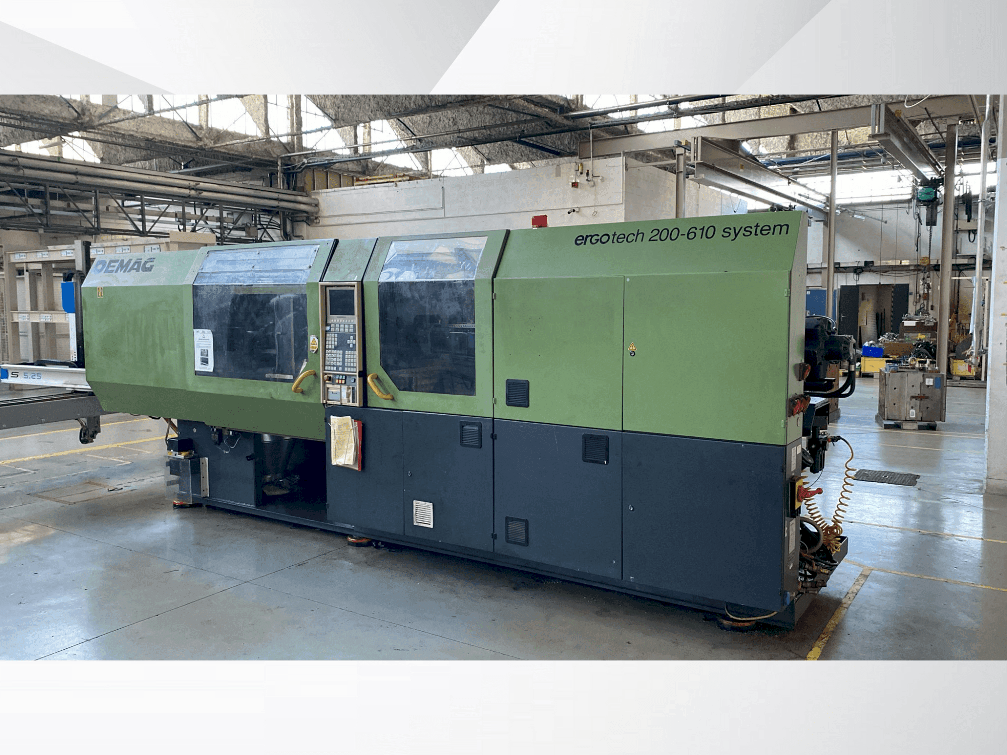 Vista frontale della macchina DEMAG Ergotech Sytem 200-610