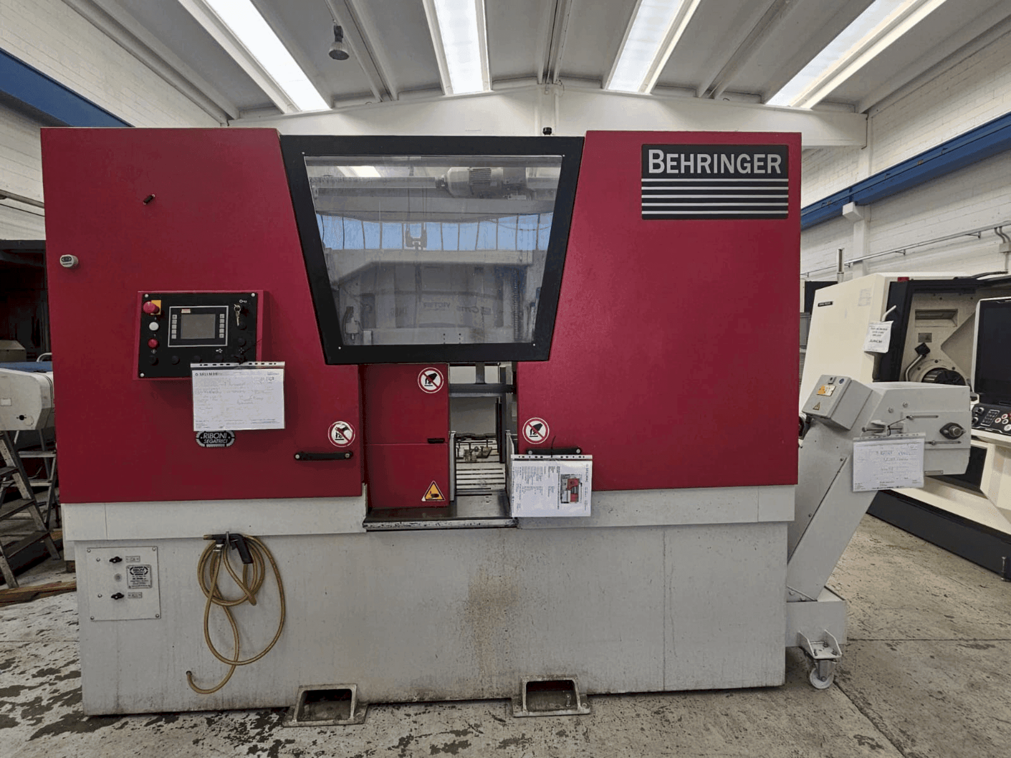 Vista frontale della macchina Behringer HBE 511 A