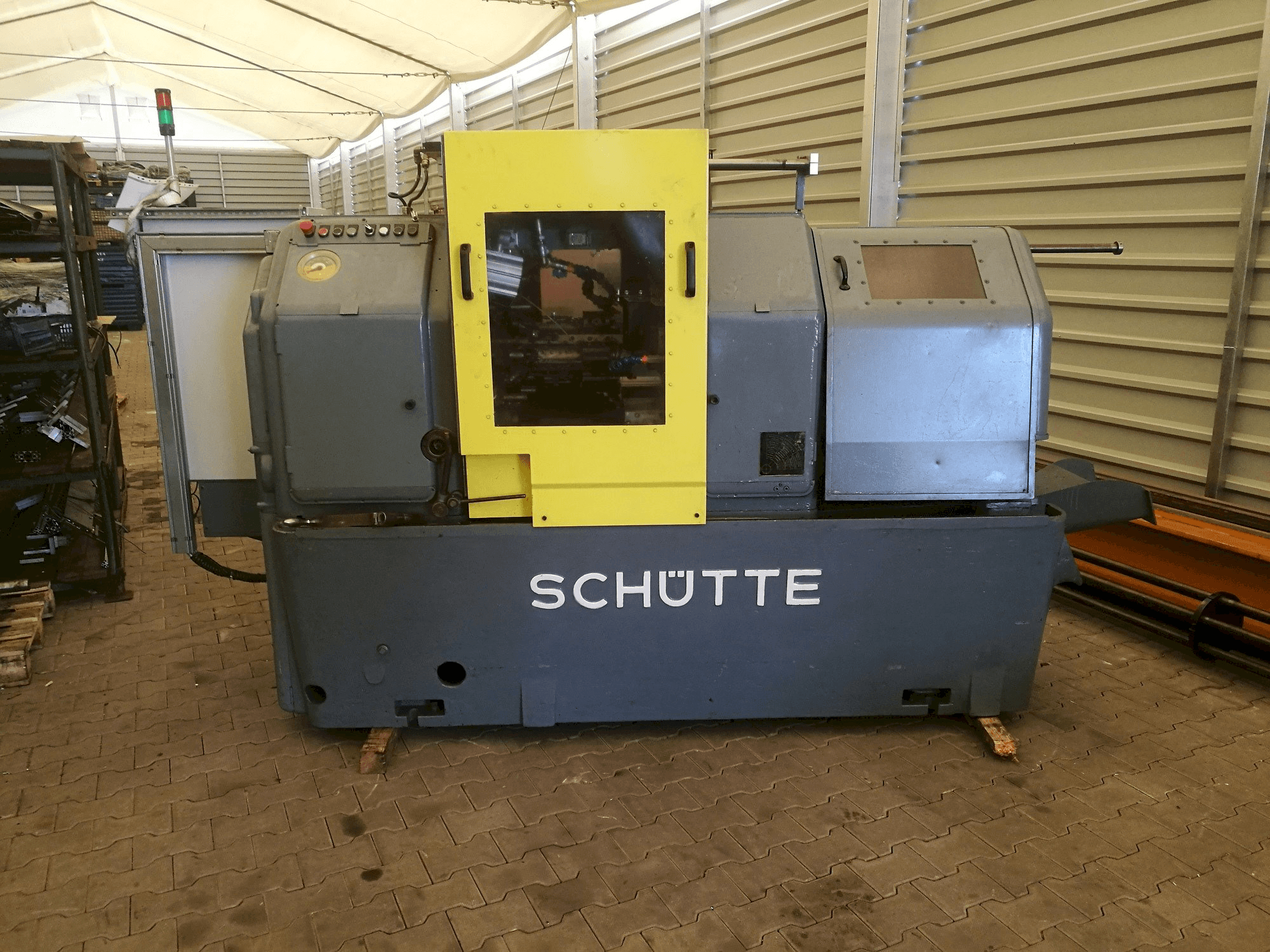 Vista frontale della macchina Schuette SE 16