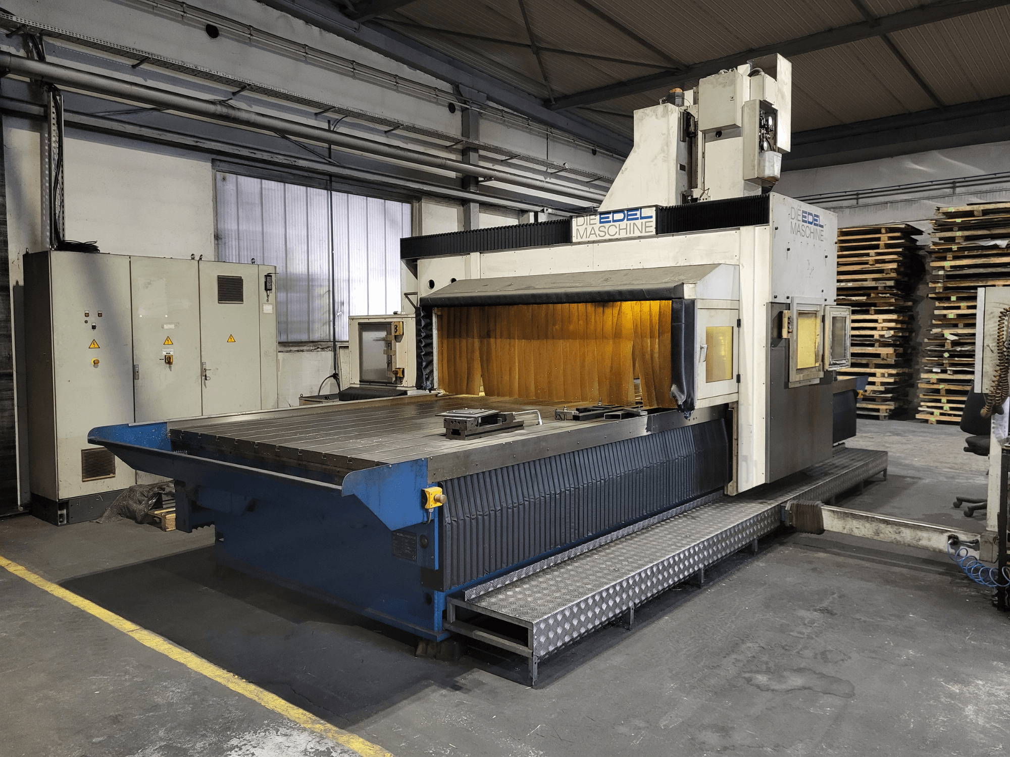 Fresatrice a portale EDEL Koordimatic XL 4020, vista frontale, con ampio piano di lavoro e unità di controllo in ambiente industriale.