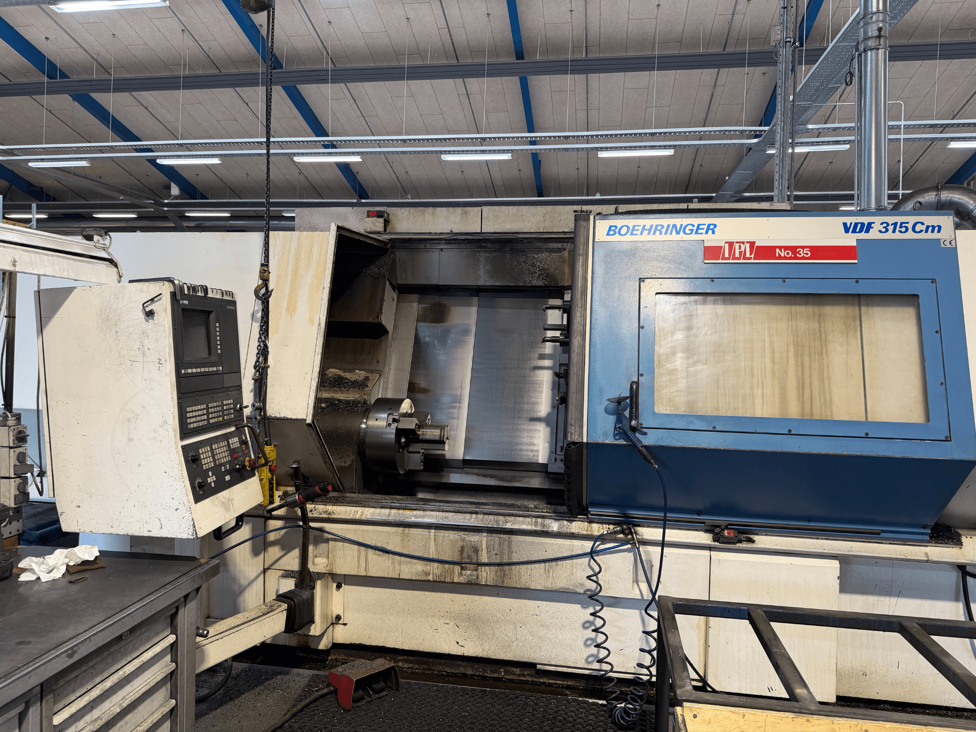 Vista frontale del tornio orizzontale BOEHRINGER VDF 315 CM, con pannello di controllo e area di lavorazione aperta.