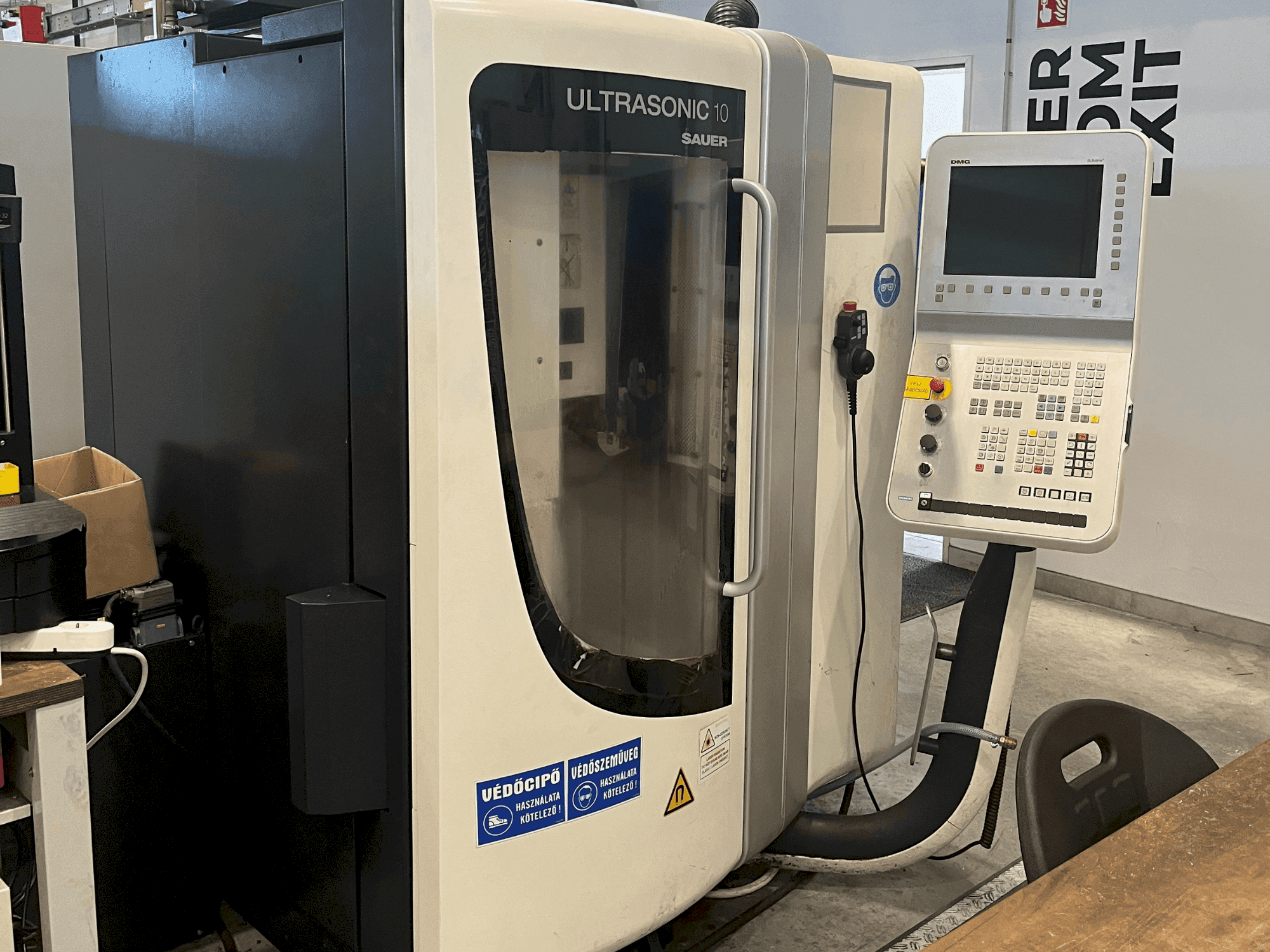 Vista frontale della macchina DMG ULTRASONIC 10