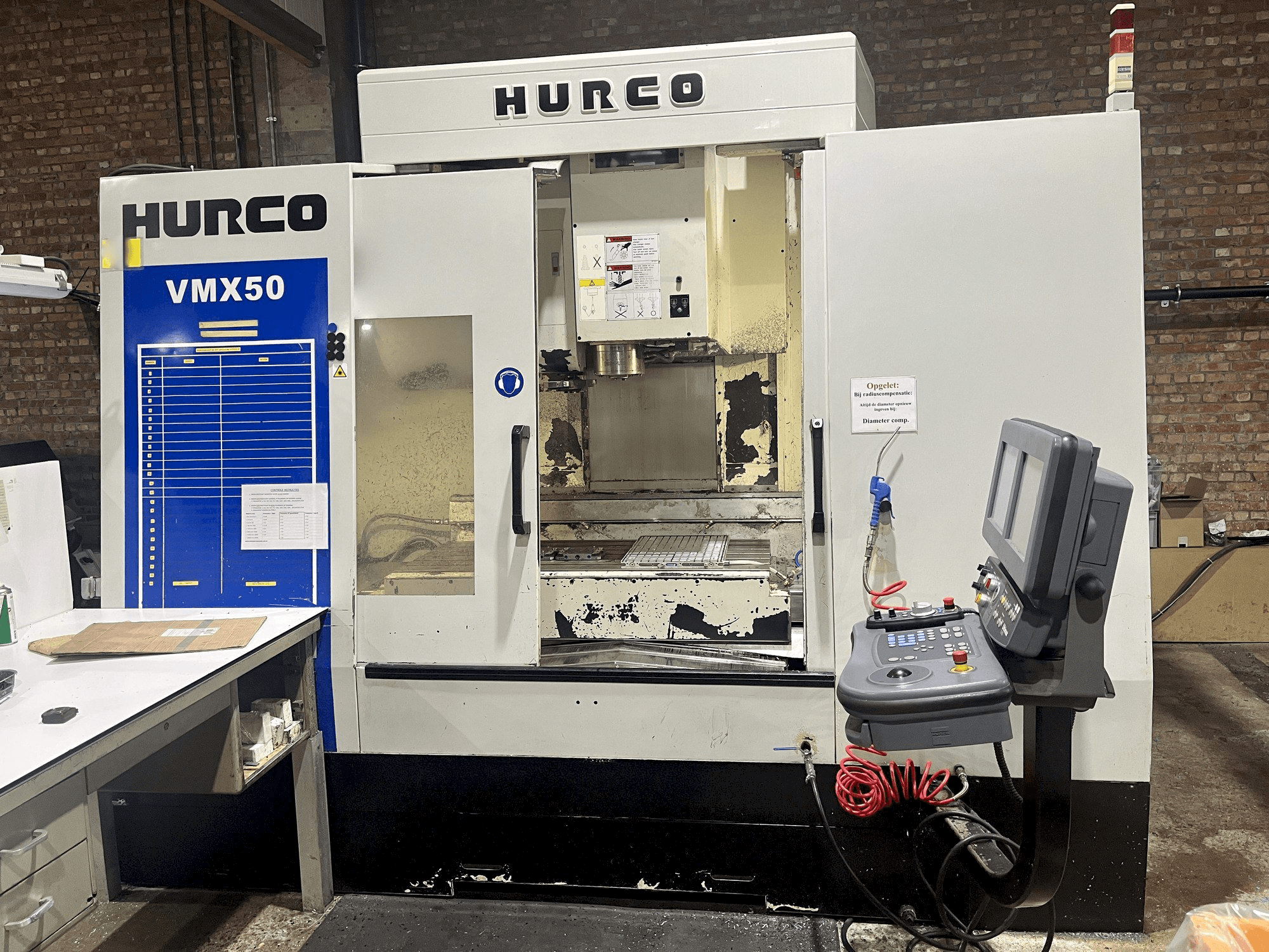 Vista frontale della macchina Hurco VMX50
