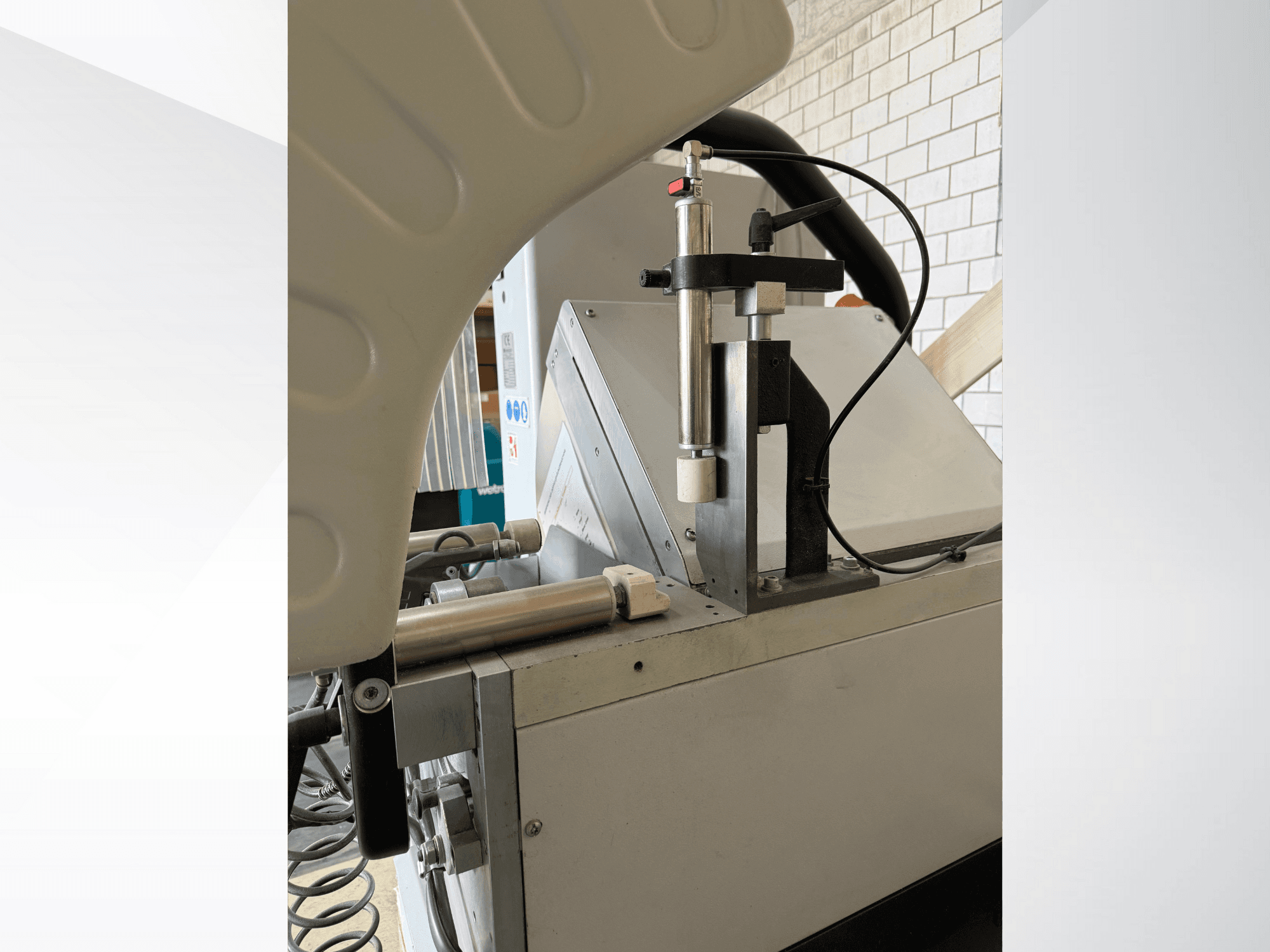 Primo piano di una macchina dosatrice di precisione con siringa verticale, logo del marchio visibile e pannello di controllo in vista frontale.