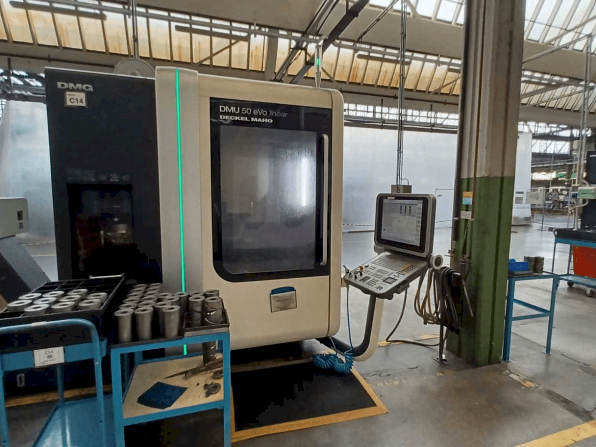 Vista frontale della macchina DMG DMU 50 evo linear