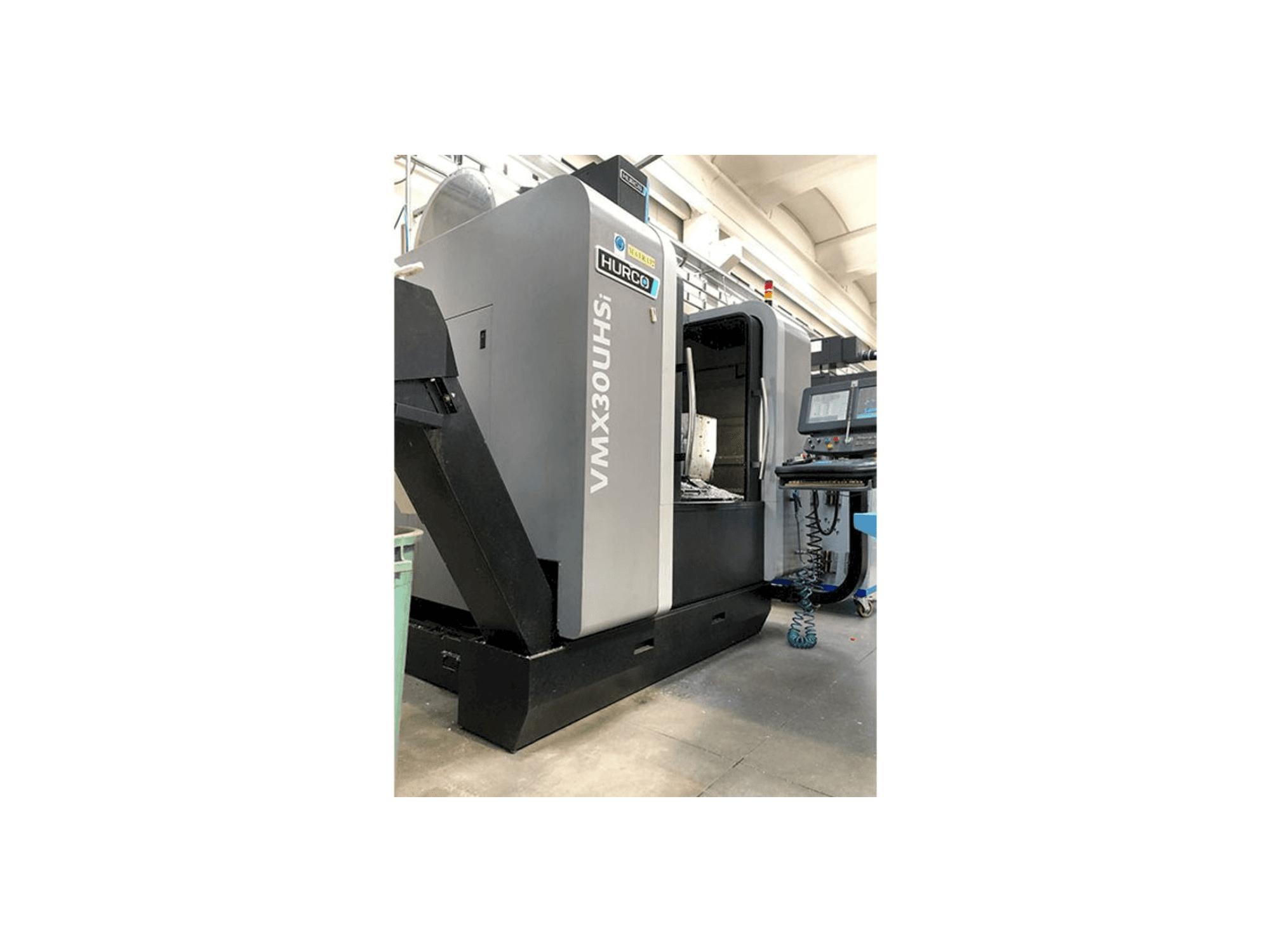 Vista frontale della macchina Hurco VMX30 UHSi