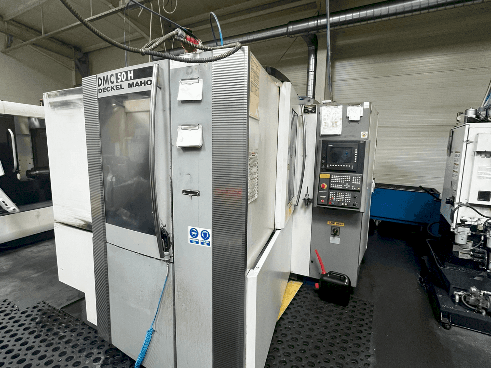 Vista frontale della macchina DECKEL MAHO DMC 50 H