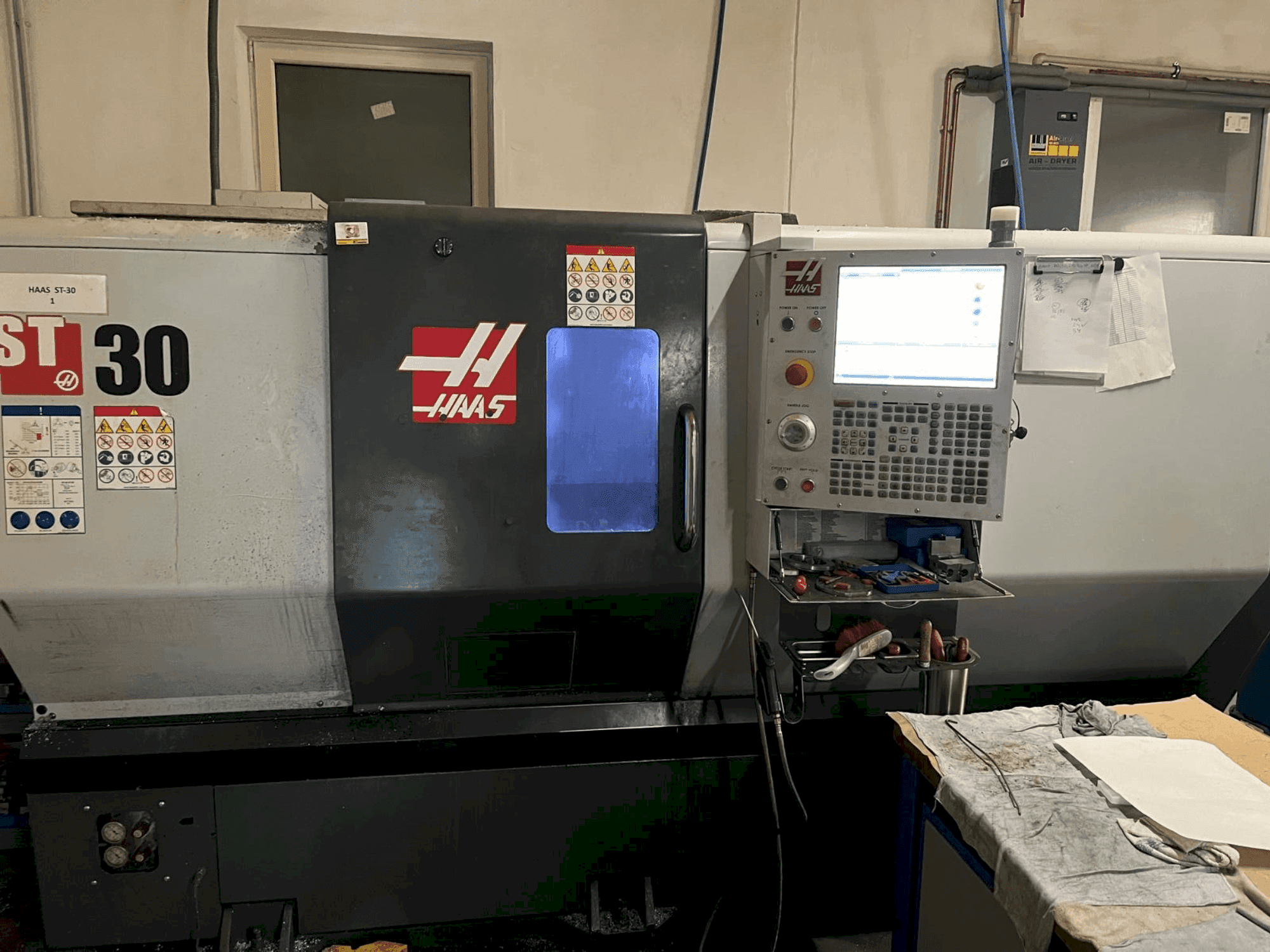 Vista frontale della macchina HAAS ST-30