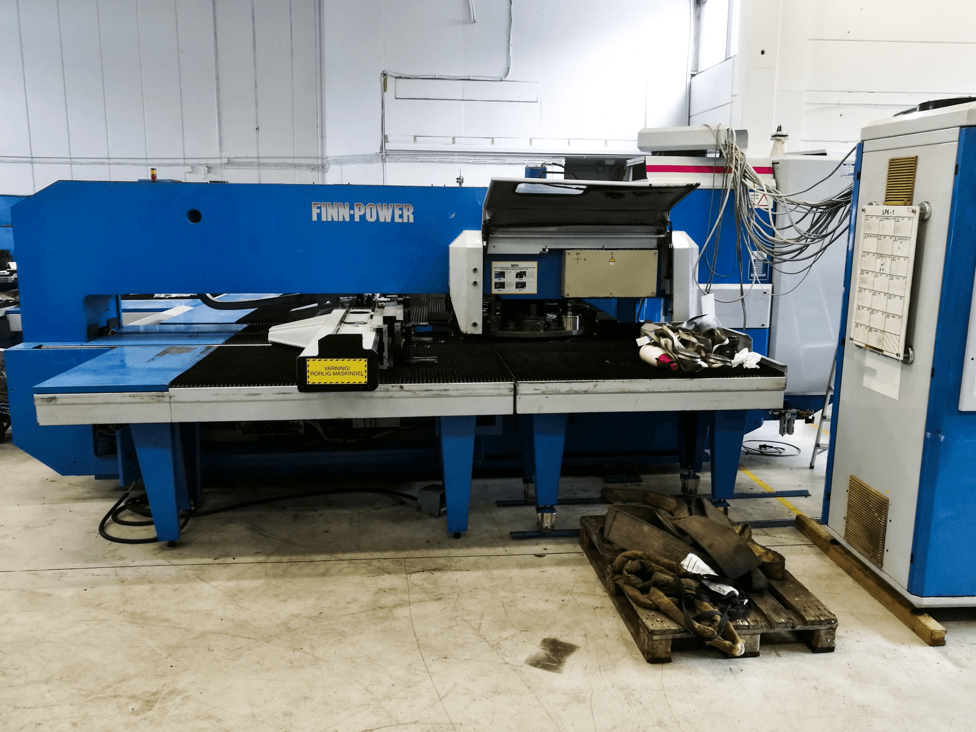 Vista frontale della macchina Finn-Power LP6 SB