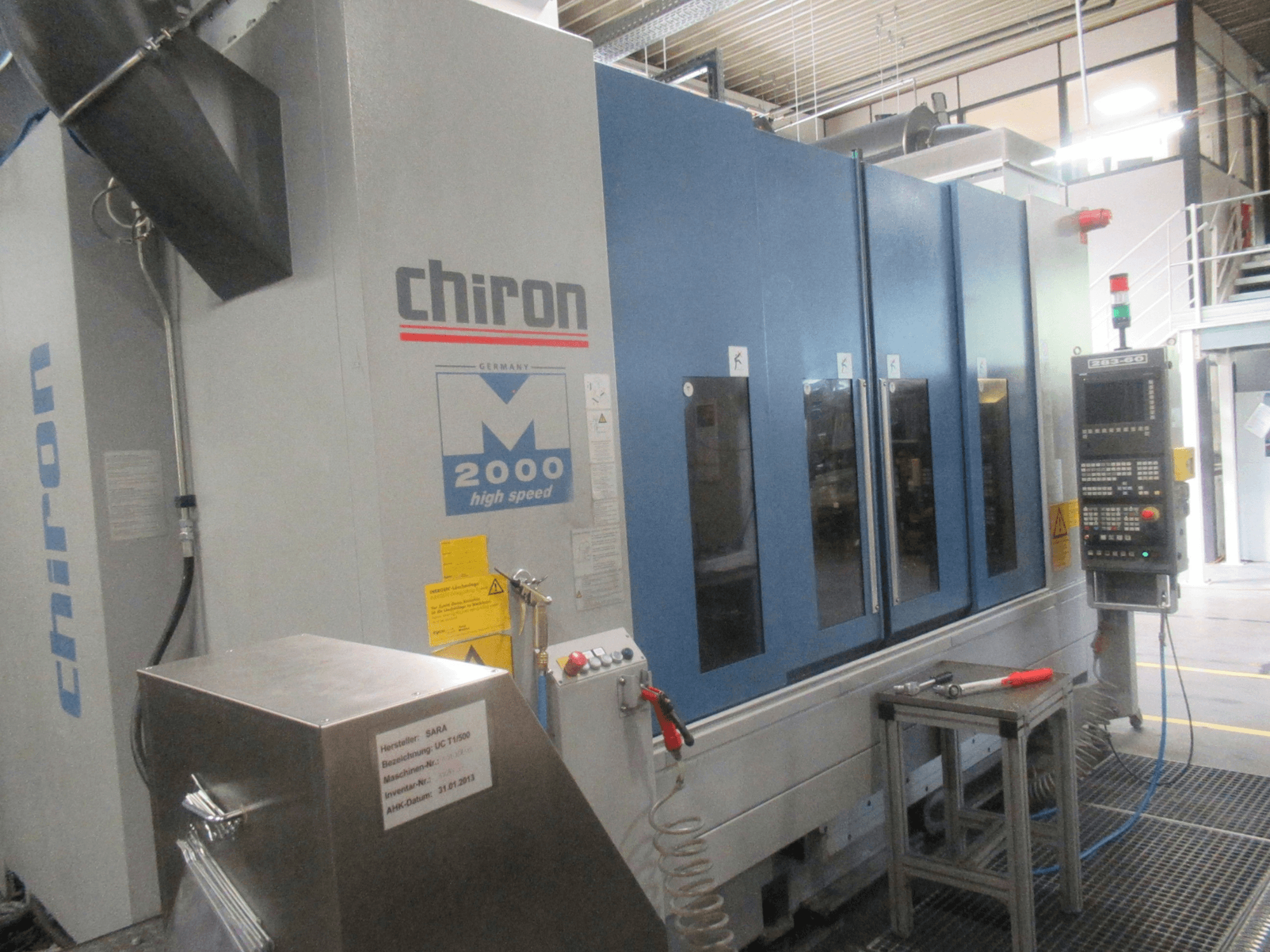 Centro di lavorazione verticale CHIRON Mill 2000, vista frontale con pannello di controllo, design blu e caratteristiche di alta velocità ben visibili.
