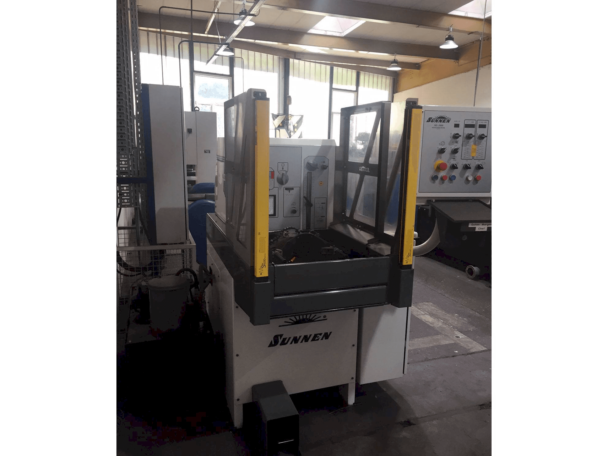 Vista frontale della macchina Sunnen ML-2000