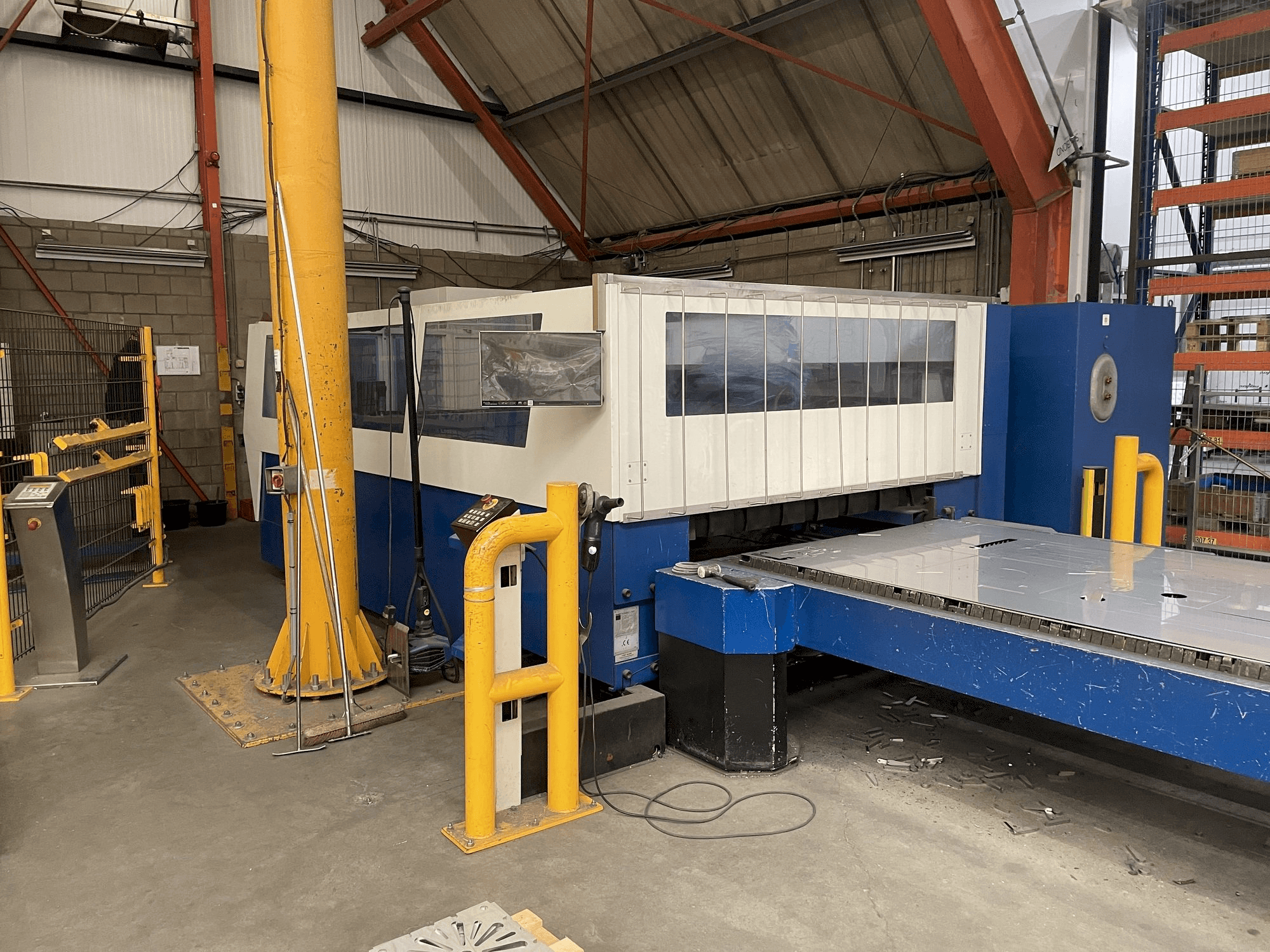Vista frontale della macchina Trumpf Trumatic L3050 5kW