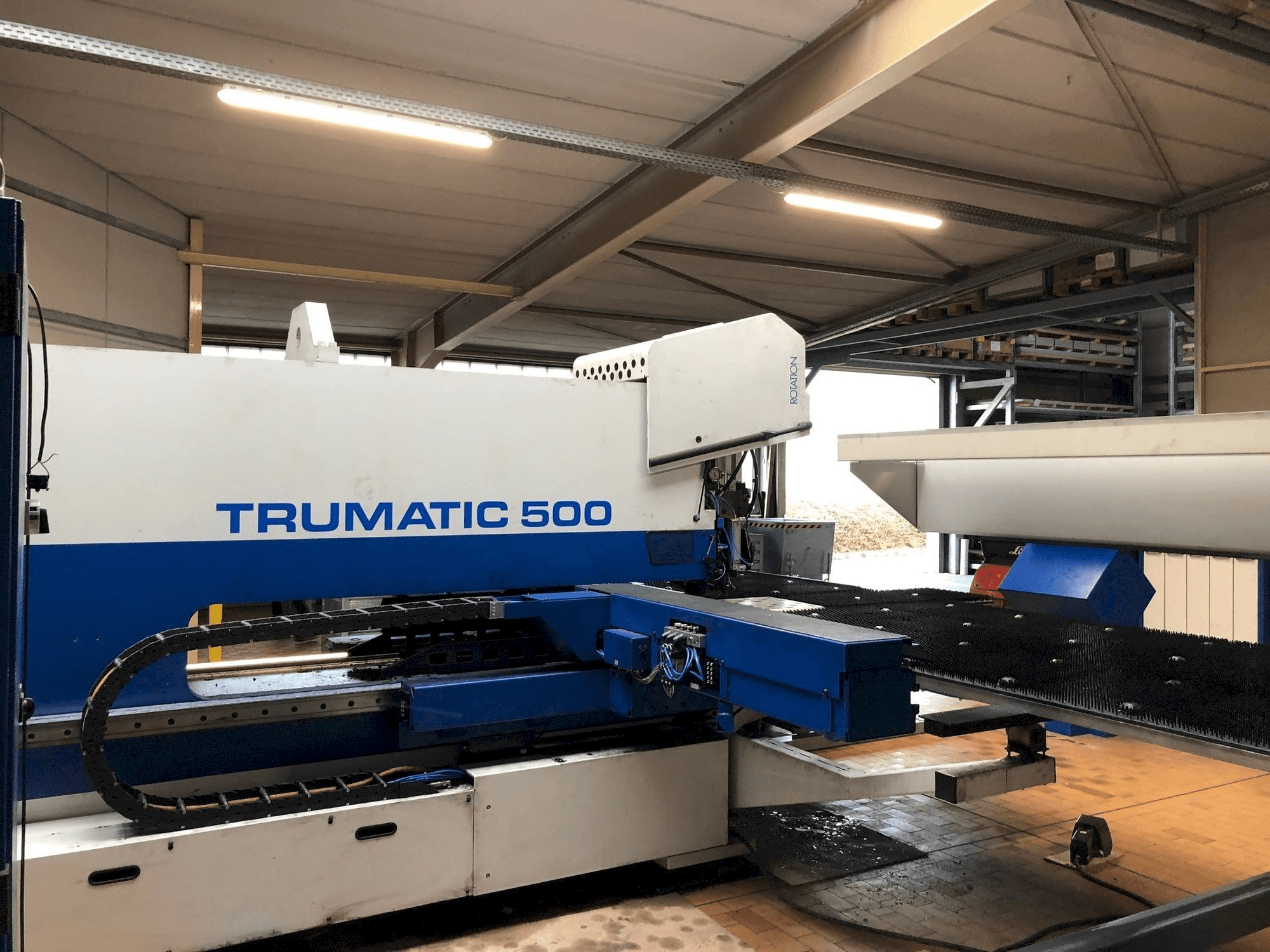 Vista frontale della macchina Trumpf Trumatic 500