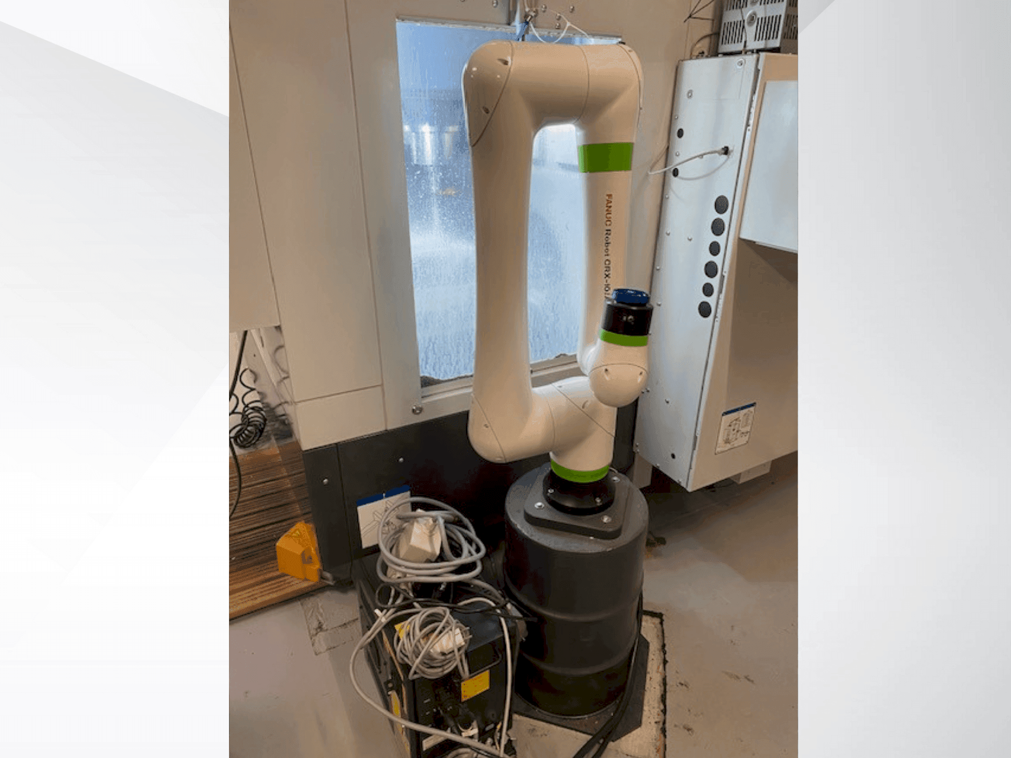 Vista frontale della macchina FANUC CRX10iA