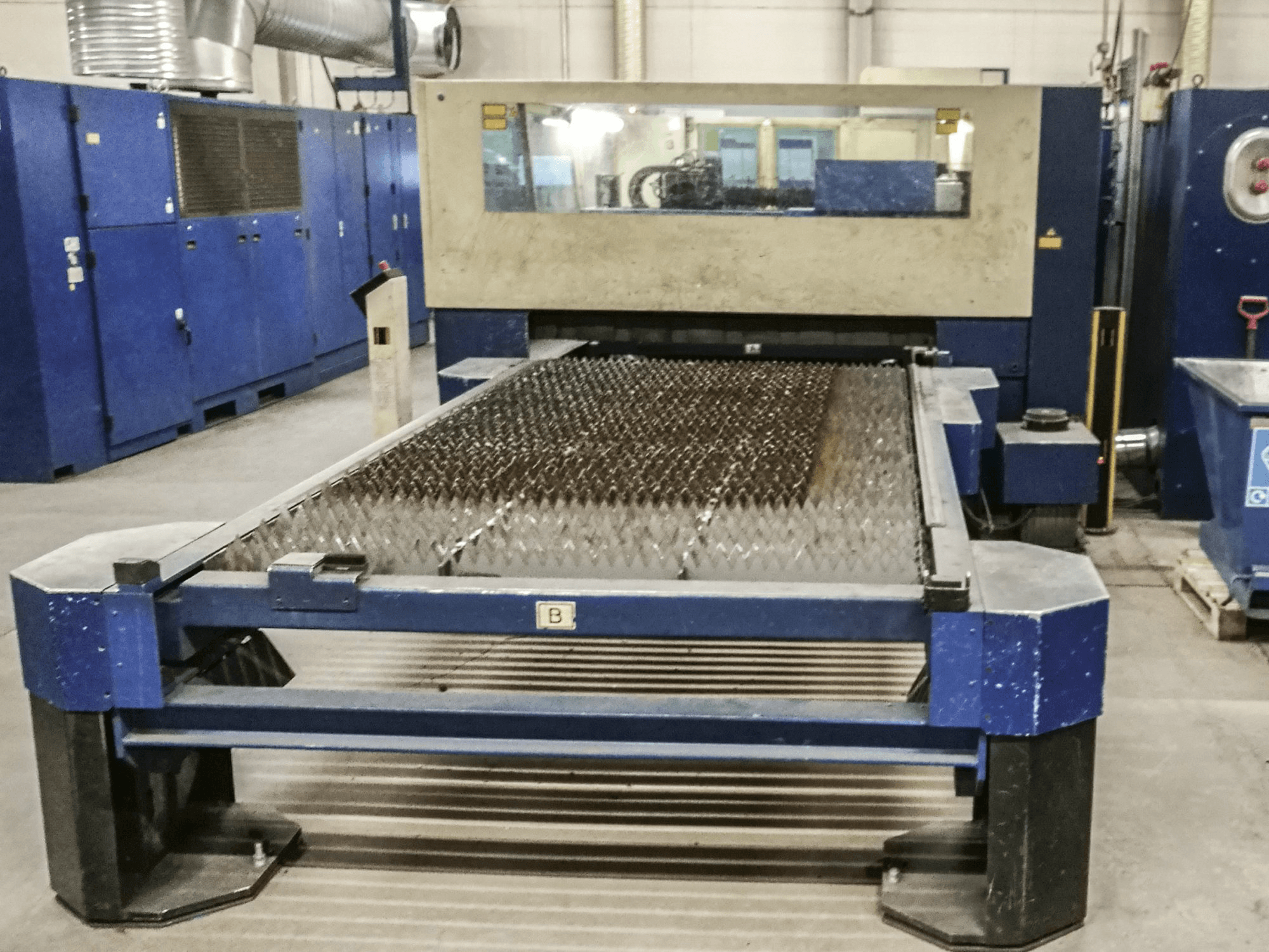 Vista lato destro della macchina Trumpf Trumatic L3050
