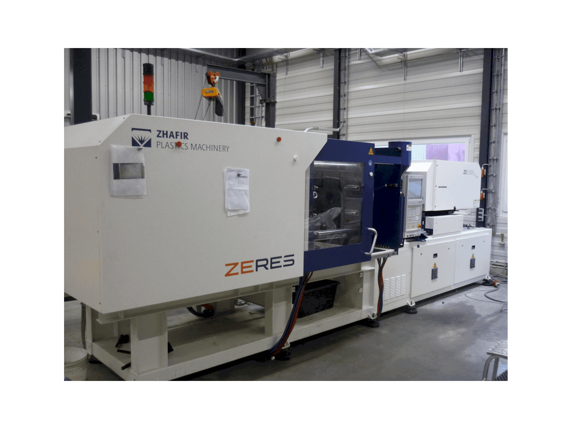 Vista frontale della macchina ZHAFIR ZERES 2300 Haitian