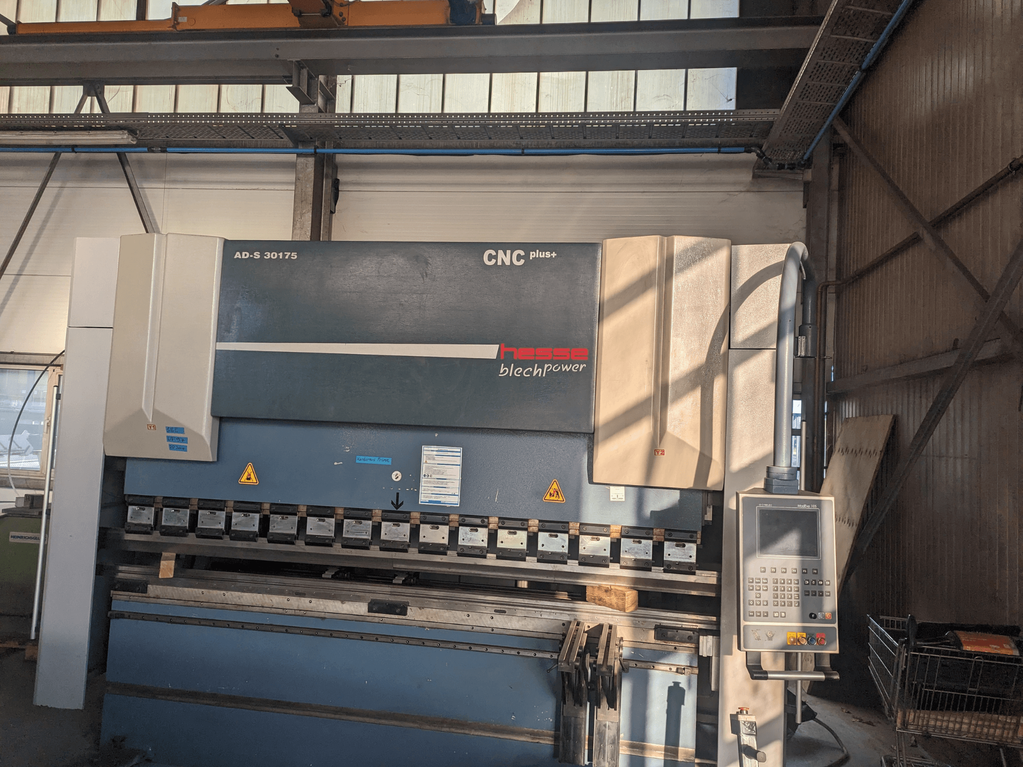Curvatrice CNC Hesse AD-S 30175, vista frontale, con pannello di controllo e utensili, ambientata in un'officina.