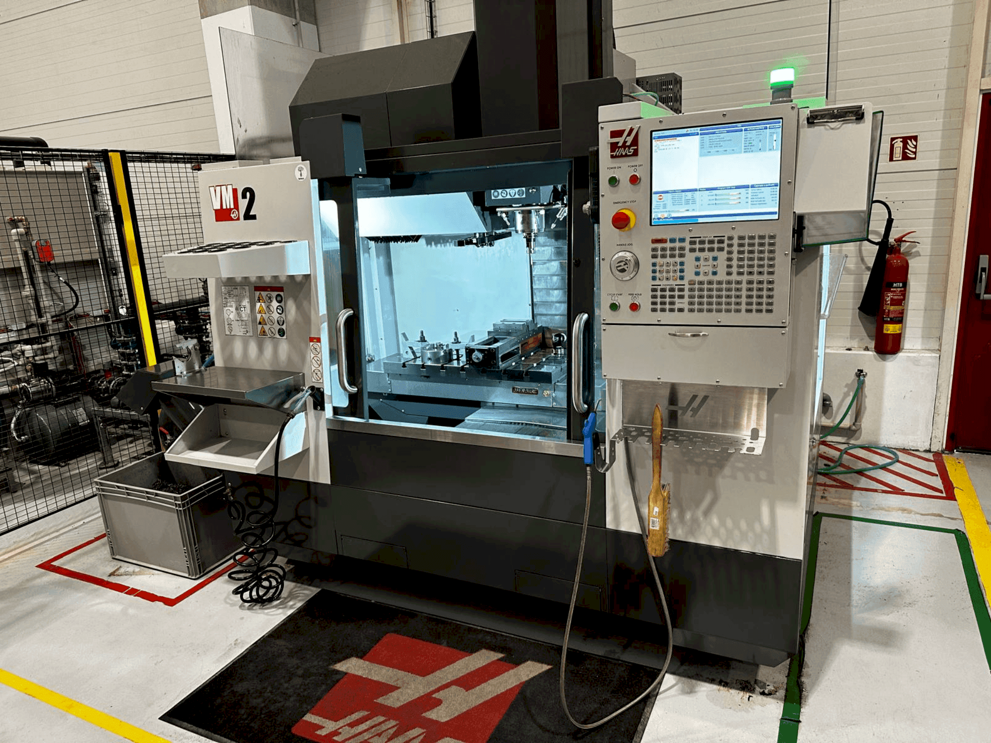 Vista frontale della macchina HAAS VM-2