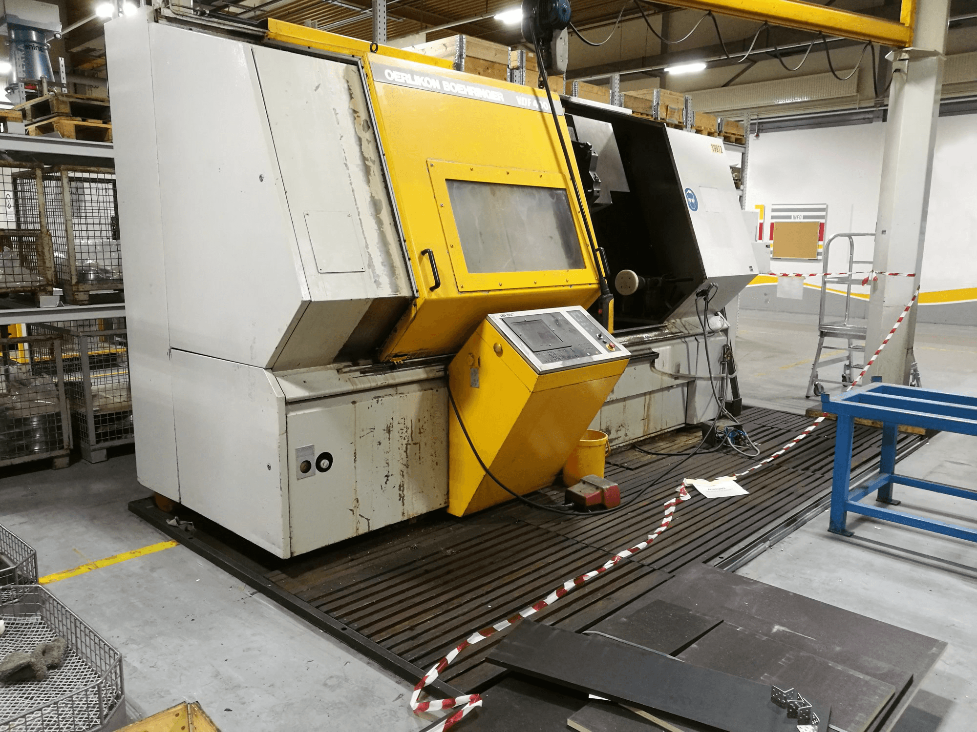 Vista lato sinistro della macchina OERLIKON BOEHRINGER VDF400C-F