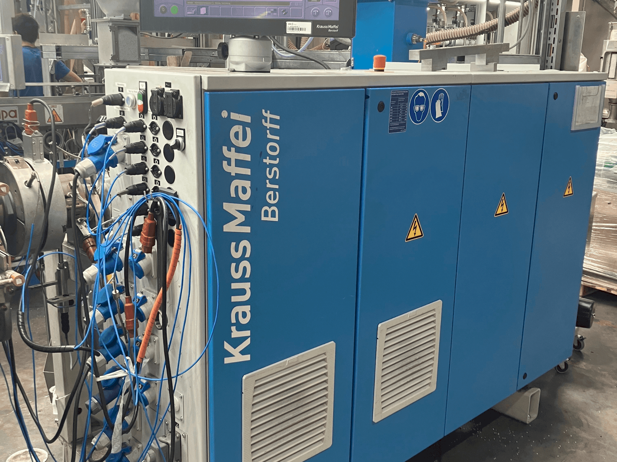 Vista frontale della macchina Krauss Maffei KME 45 XS