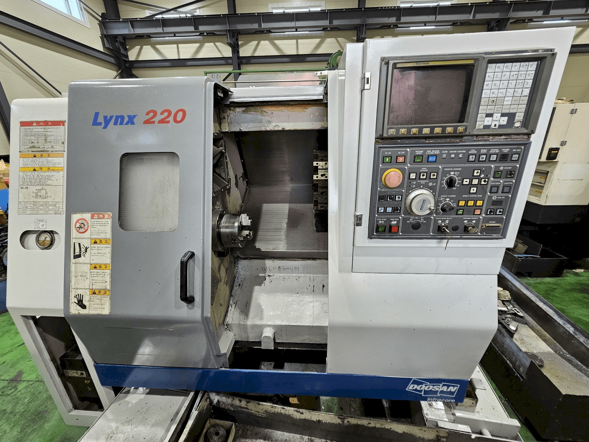 Vista frontale della macchina Doosan Lynx 220A