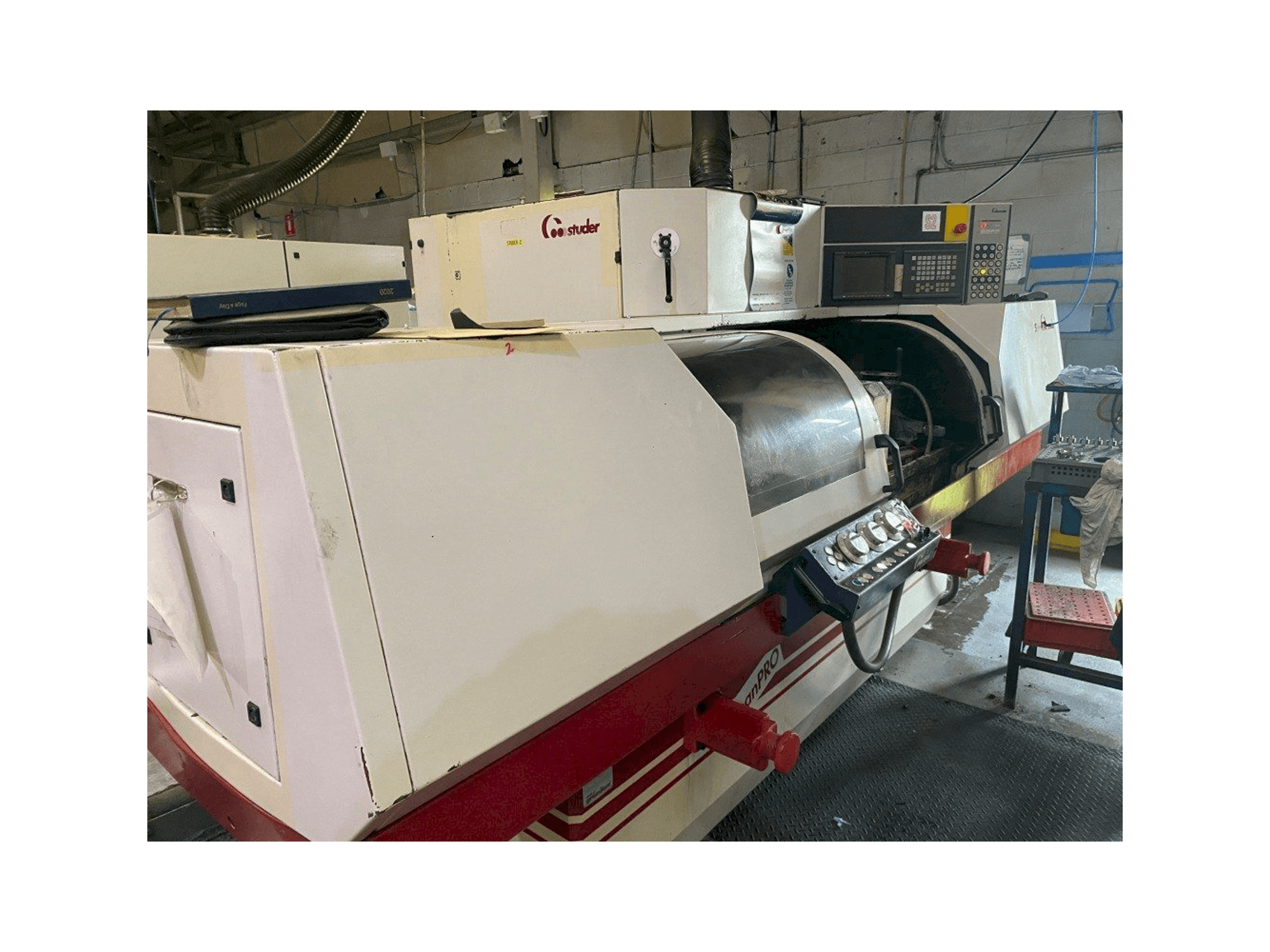 Vista frontale della macchina STUDER S30 lean PRO