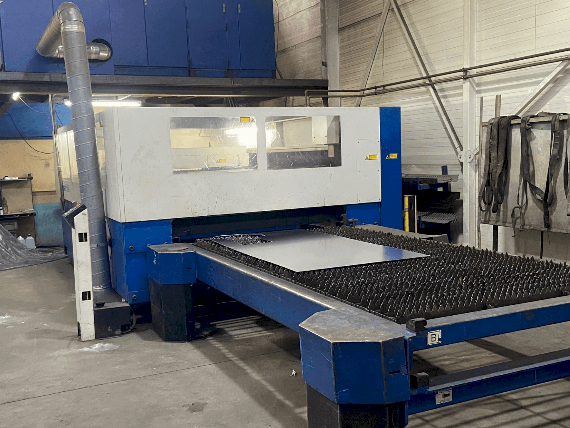 Vista frontale della macchina TRUMPF TruLaser 3030