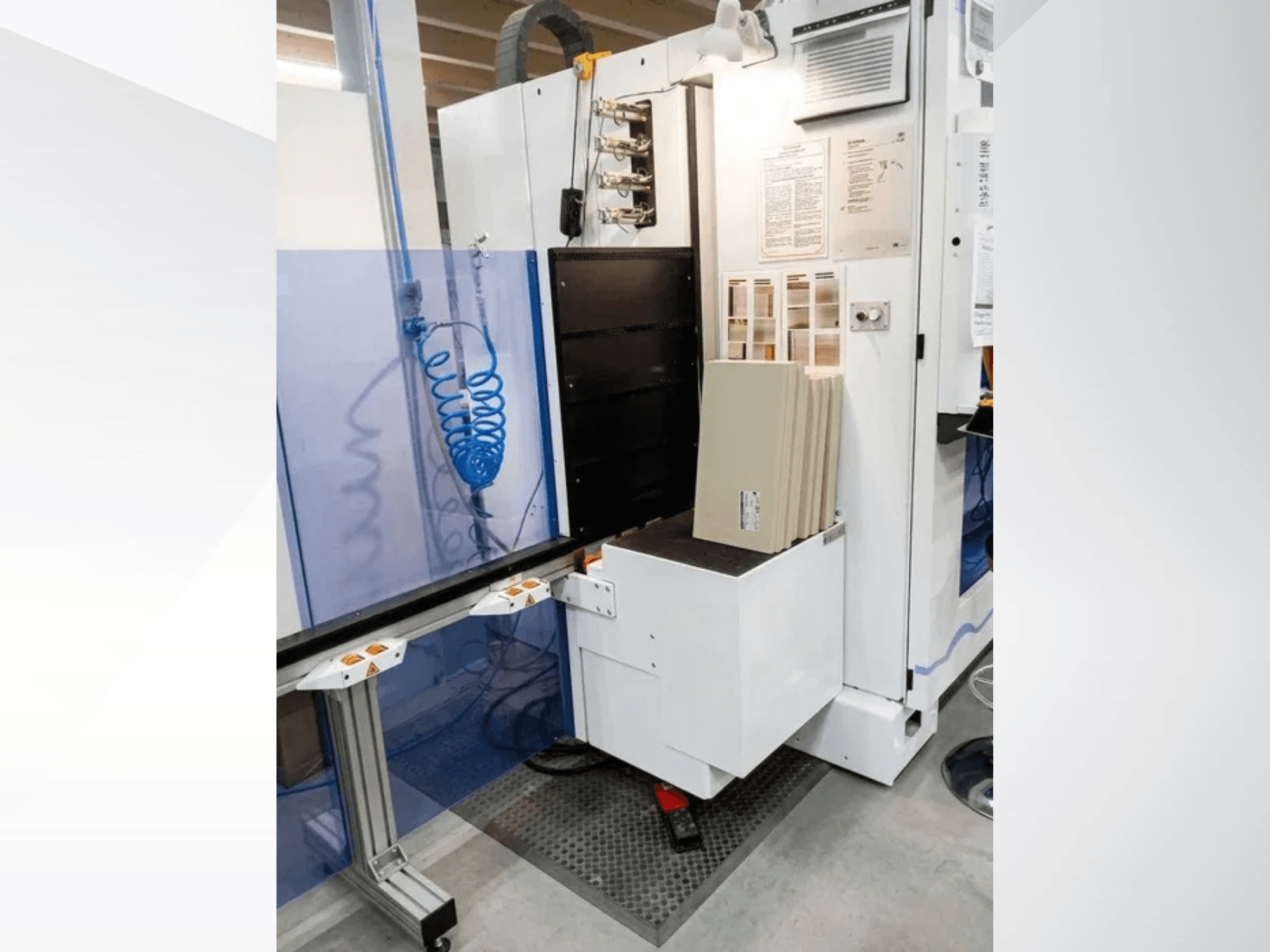 Centro di lavorazione CNC HOMAG OPTIMAT BHX 200, vista frontale che mostra il pannello di controllo e l'area di carico del materiale.