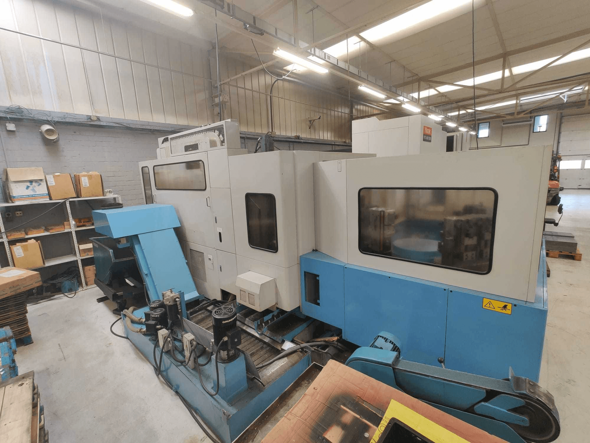 Vista frontale della macchina Mazak H400