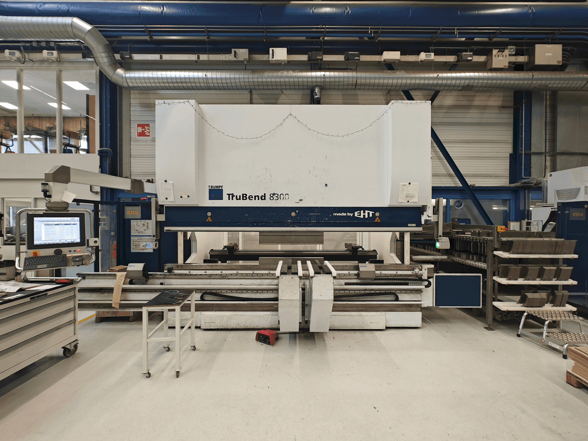 Vista frontale della macchina EHT TruBend 8300-40