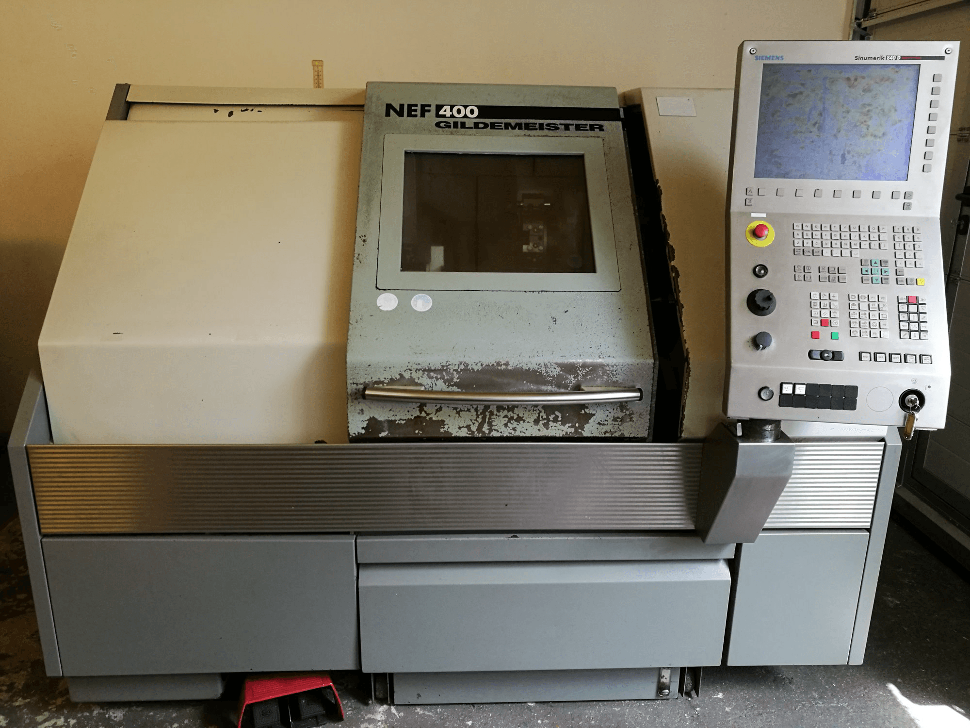 Vista frontale della macchina Gildemeister NEF 400