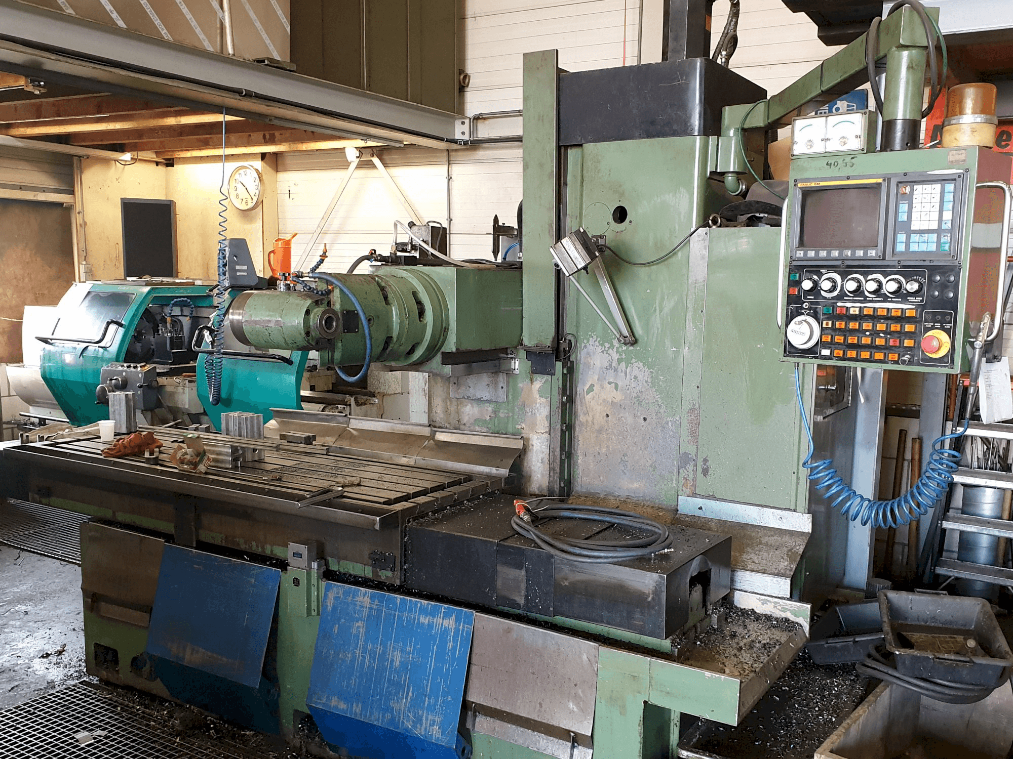 Vista frontale della macchina YCM X 1800