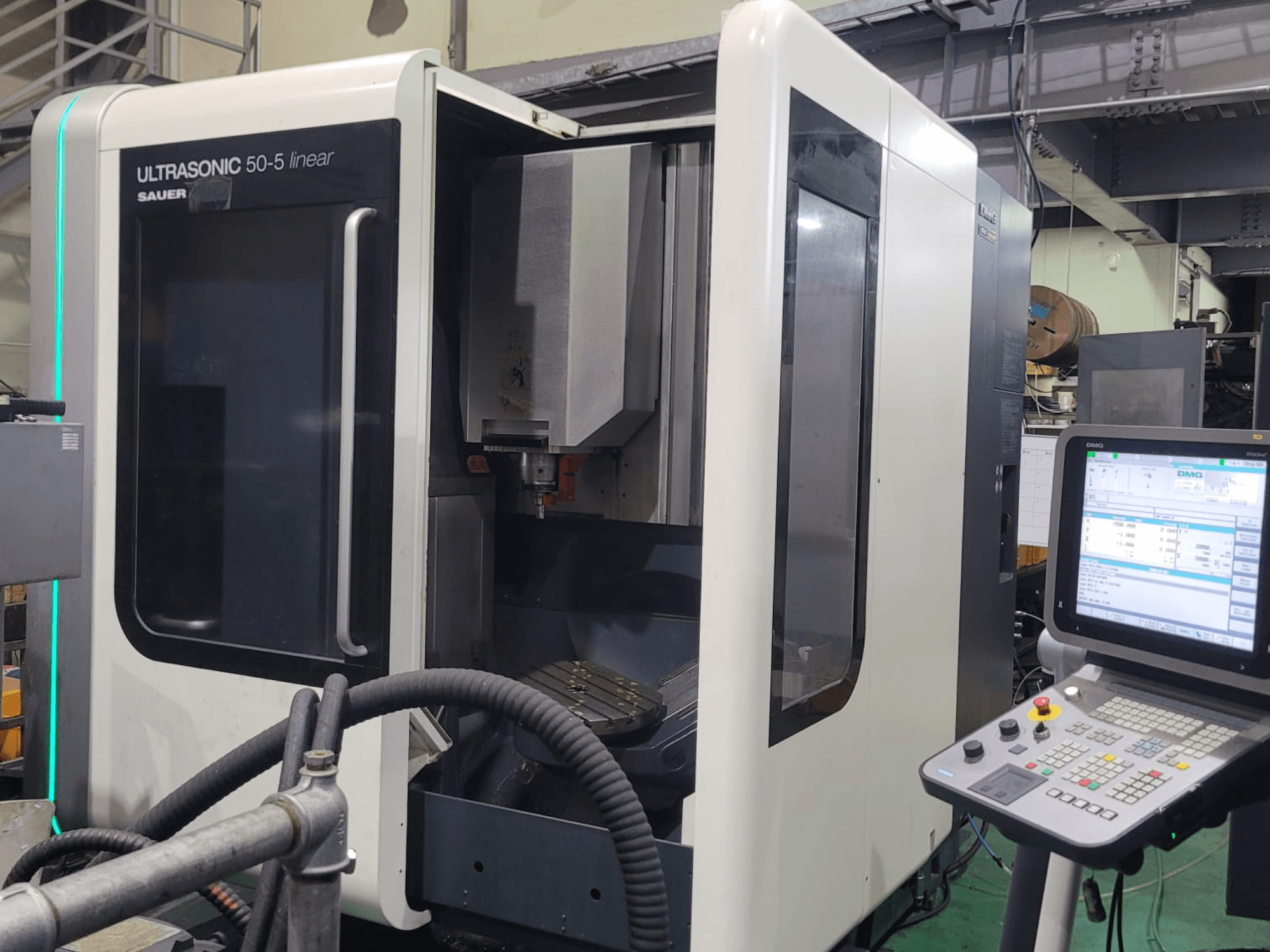 Centro di lavoro universale lineare DMG ULTRASONIC 50-5, vista frontale con pannello di controllo e area di lavoro visibile.