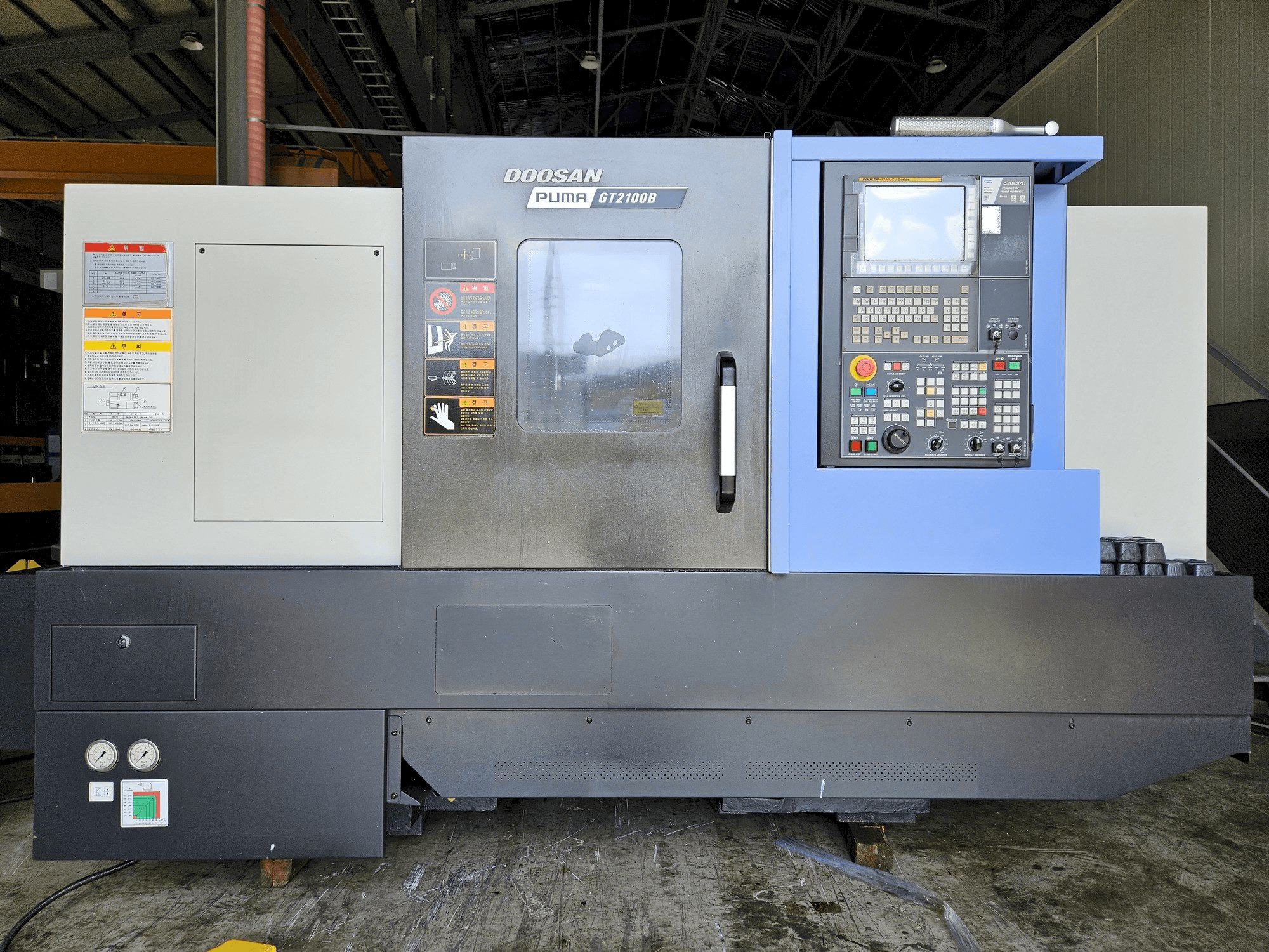 Vista frontale della macchina DOOSAN GT2100B