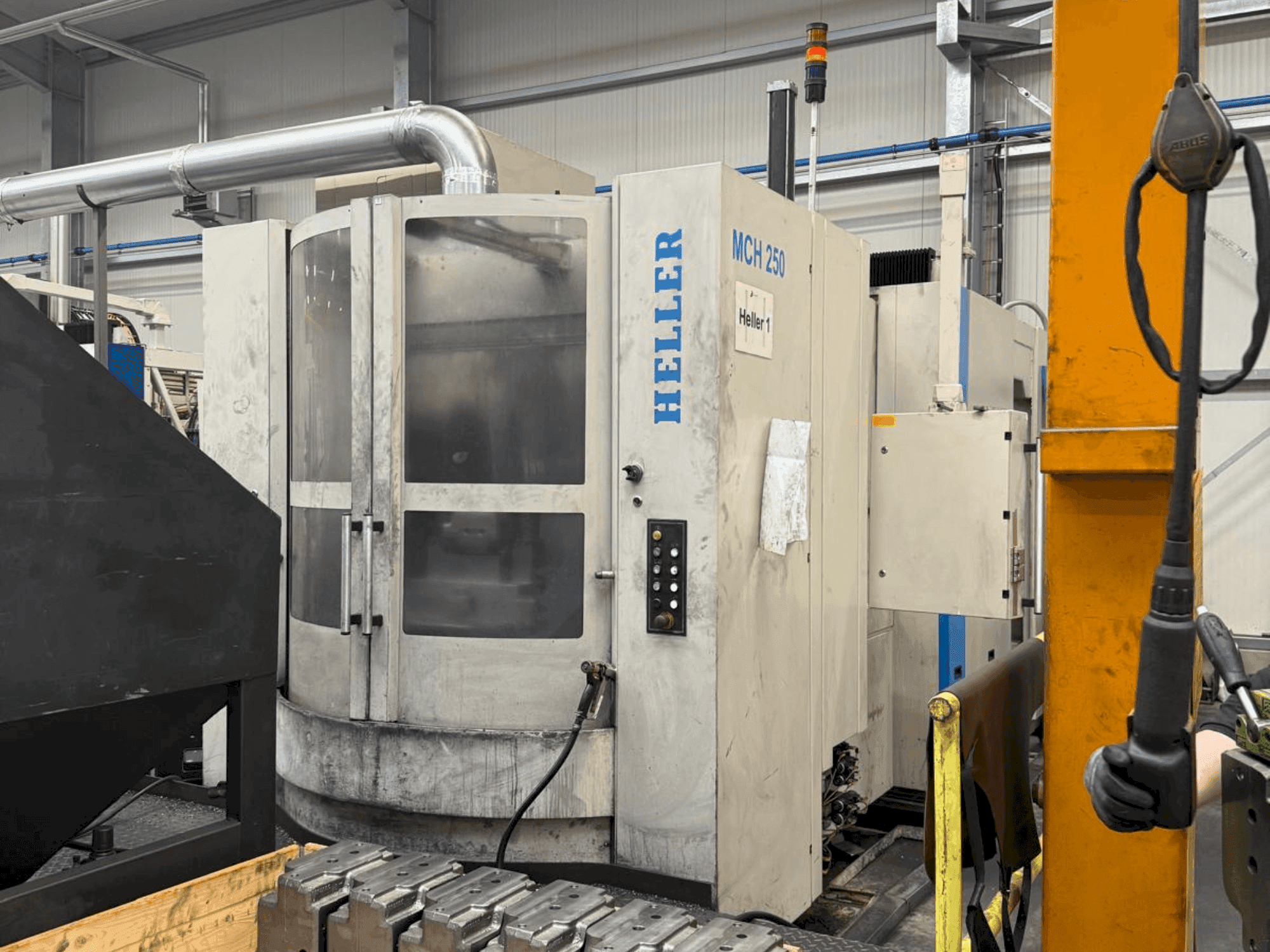 Vista frontale della macchina HELLER MCH 250