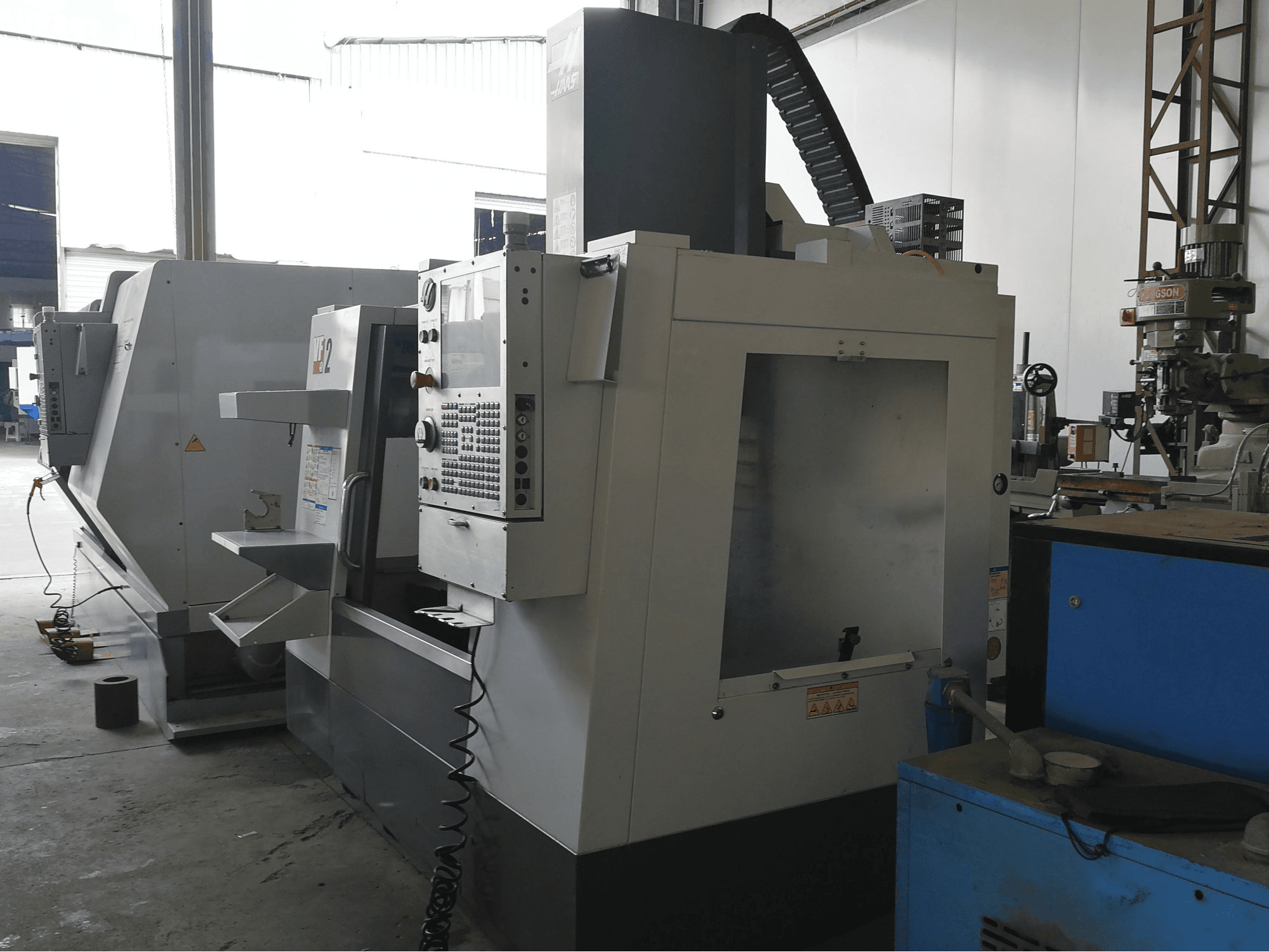 Vista lato destro della macchina HAAS VF-2