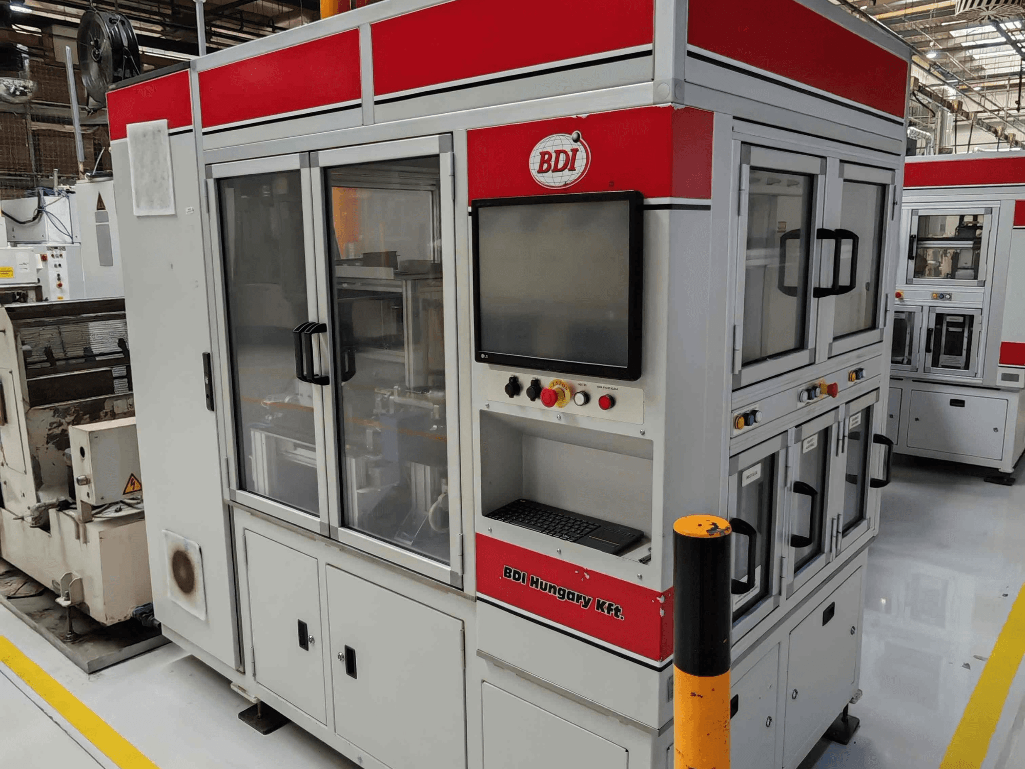 Rettificatrice cilindrica Estarta, modello 318 MV, vista frontale che mostra il pannello di controllo e le porte in vetro per l'ispezione.