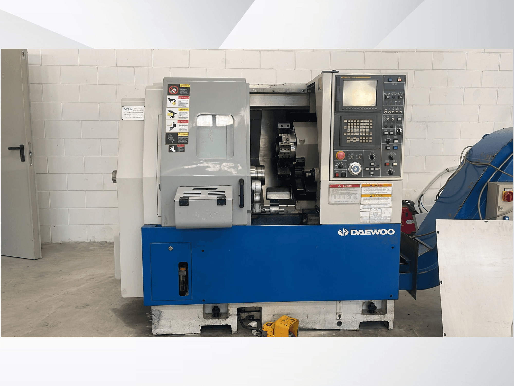 Tornio orizzontale DAEWOO Lynx 210B in vista frontale, con pannello di controllo e macchinari a vista.