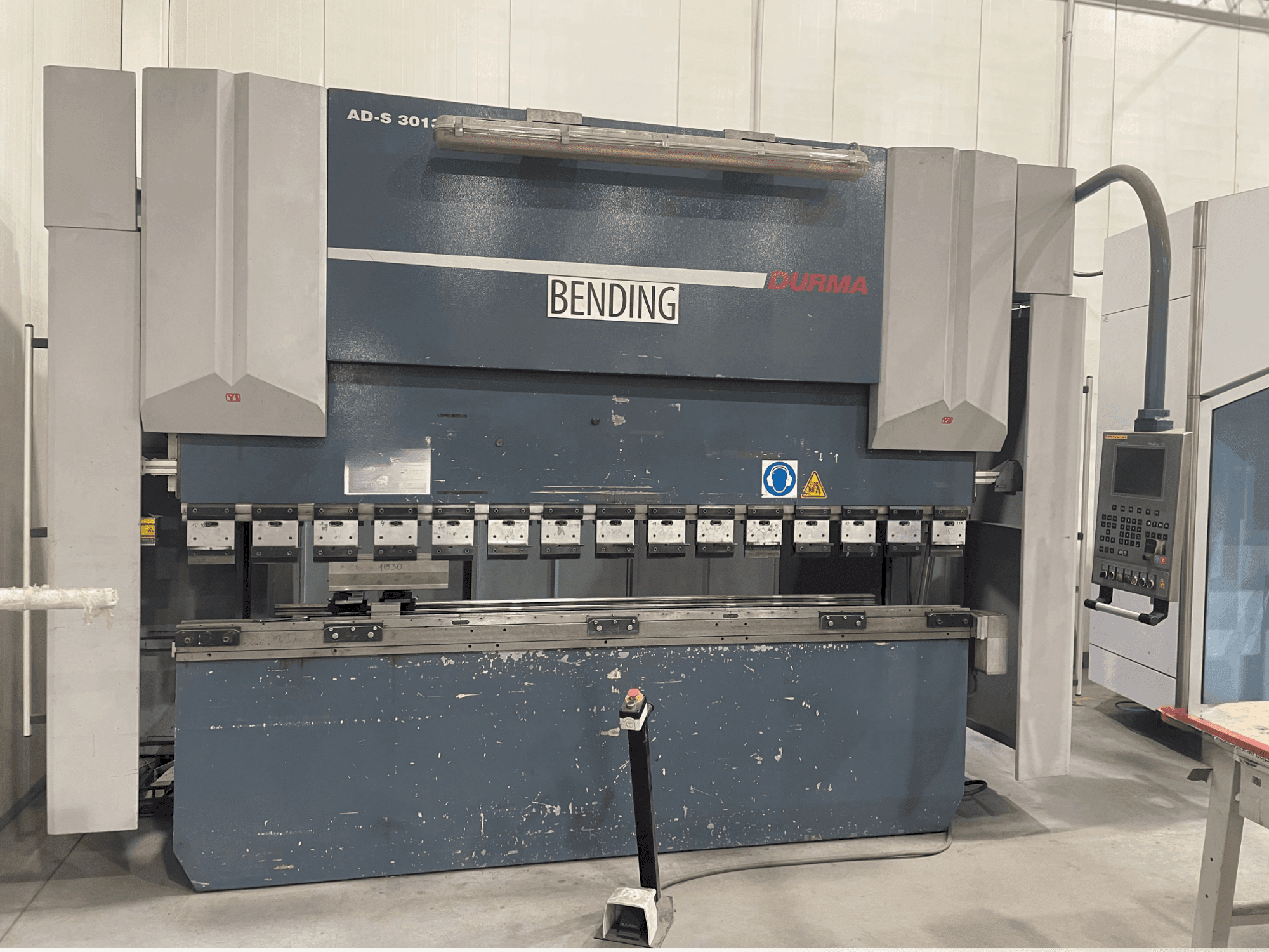 Vista frontale della macchina Durma AD-S 30135