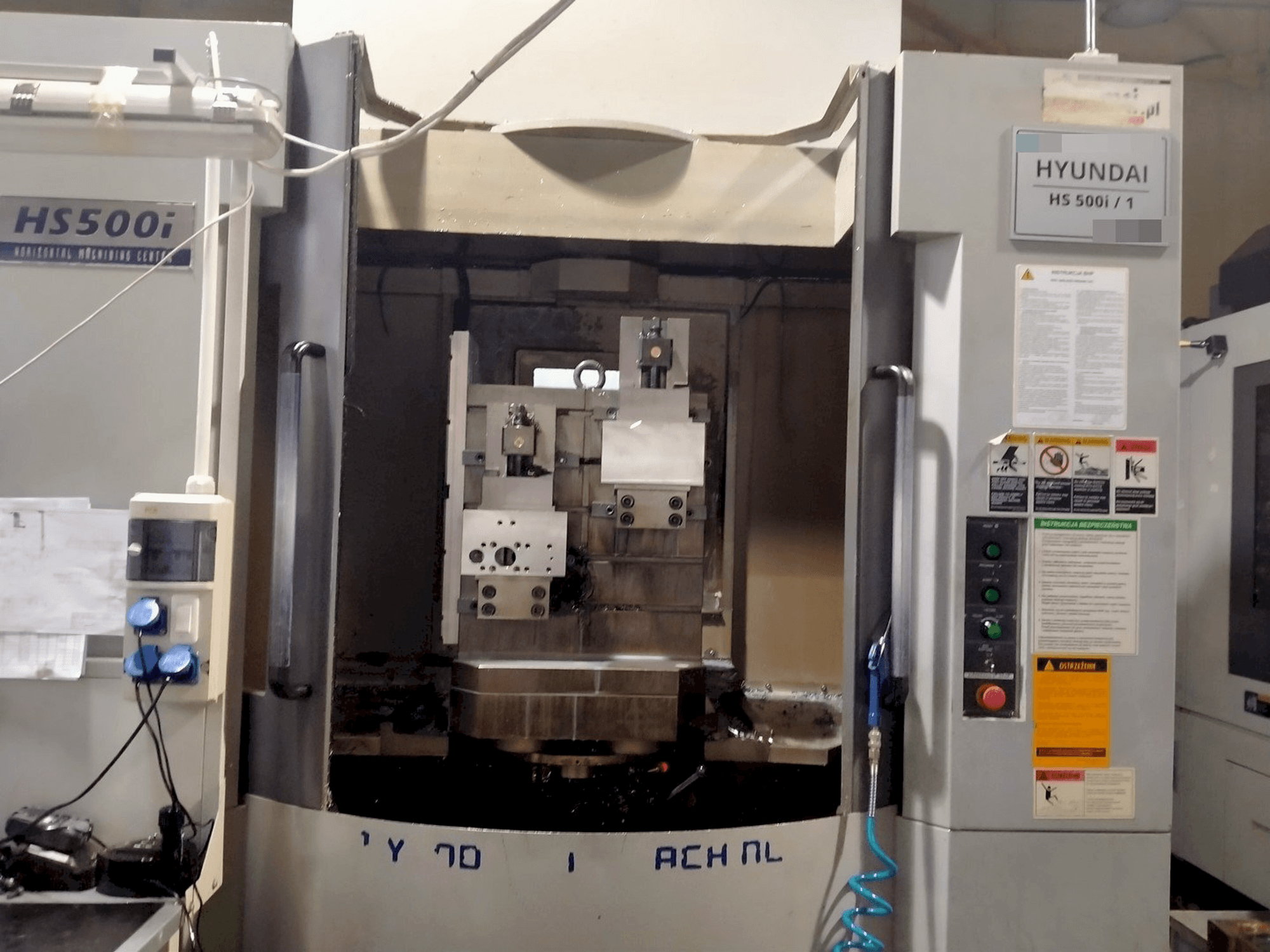 Vista frontale della macchina Hyundai Kia HS500i