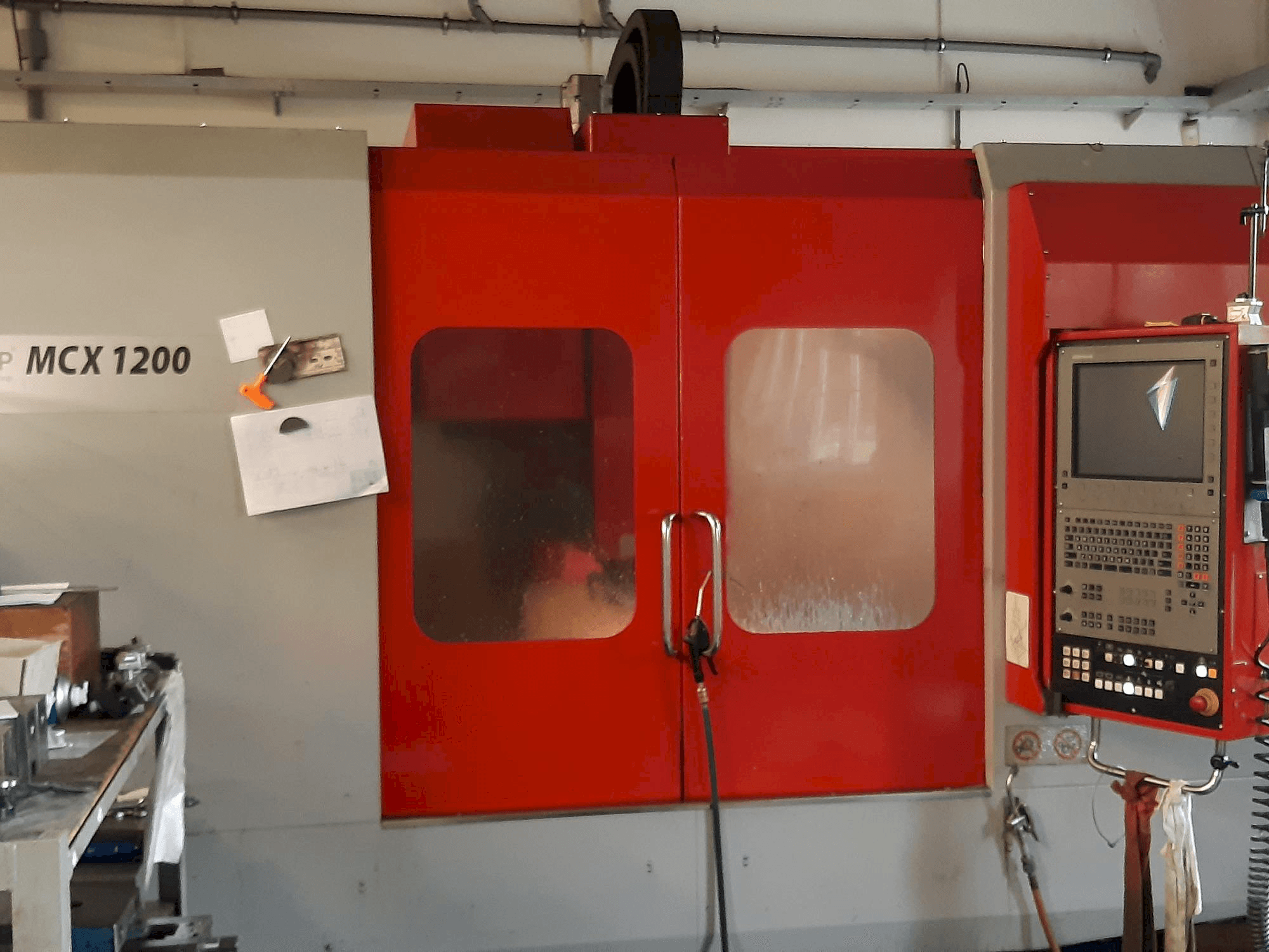 Vista frontale della macchina EMCO MCX 1200