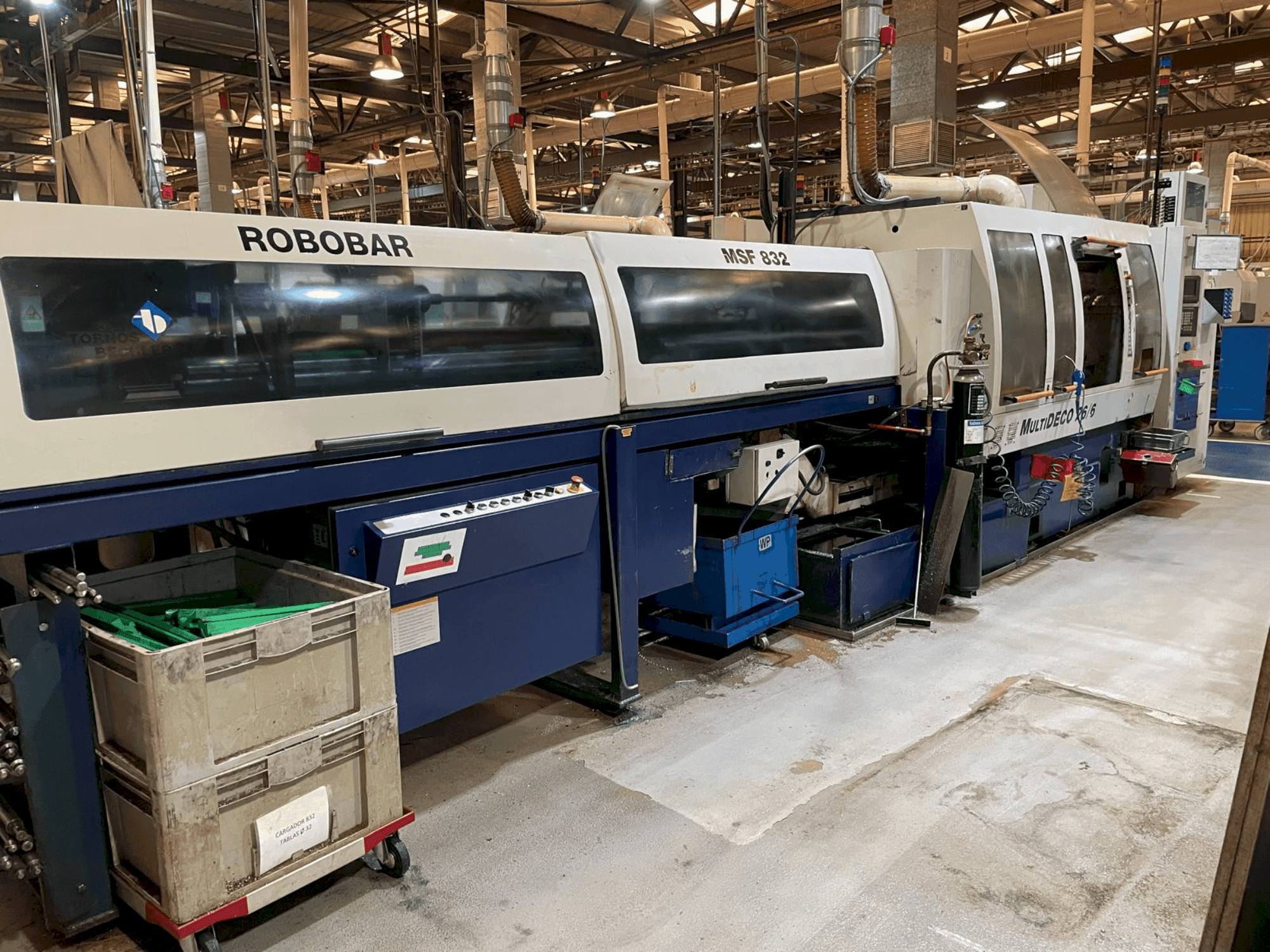 Vista frontale della macchina Tornos-Bechler MultiDeco 26-6