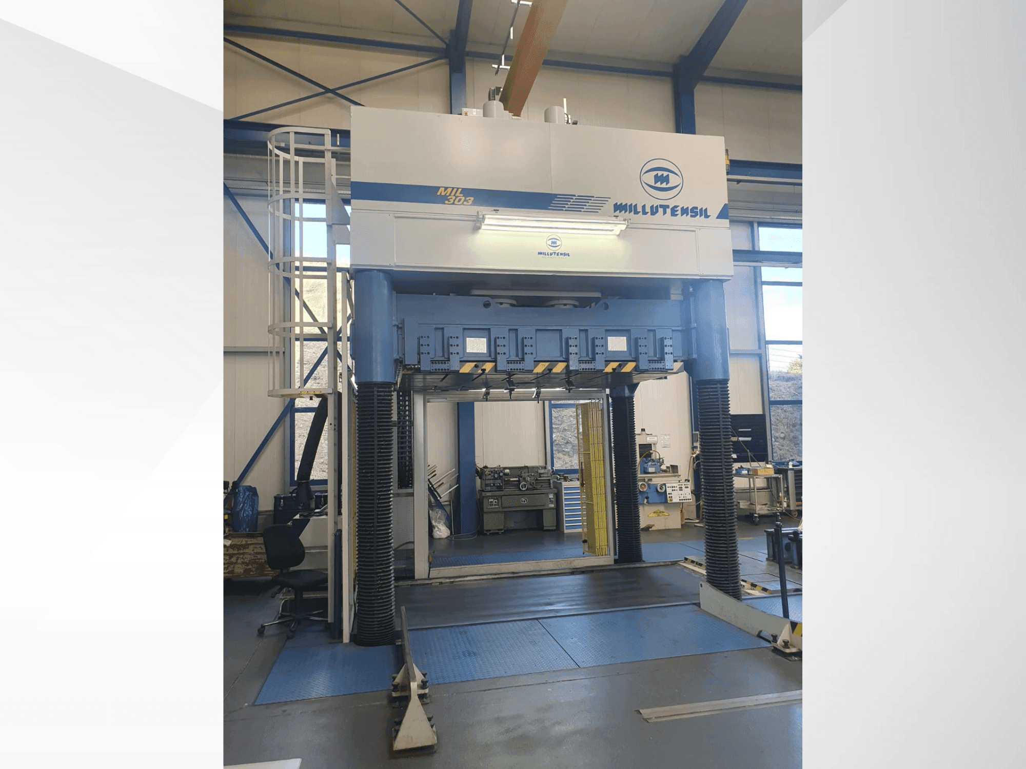 Vista frontale della macchina MILLUTENSIL Mil 303